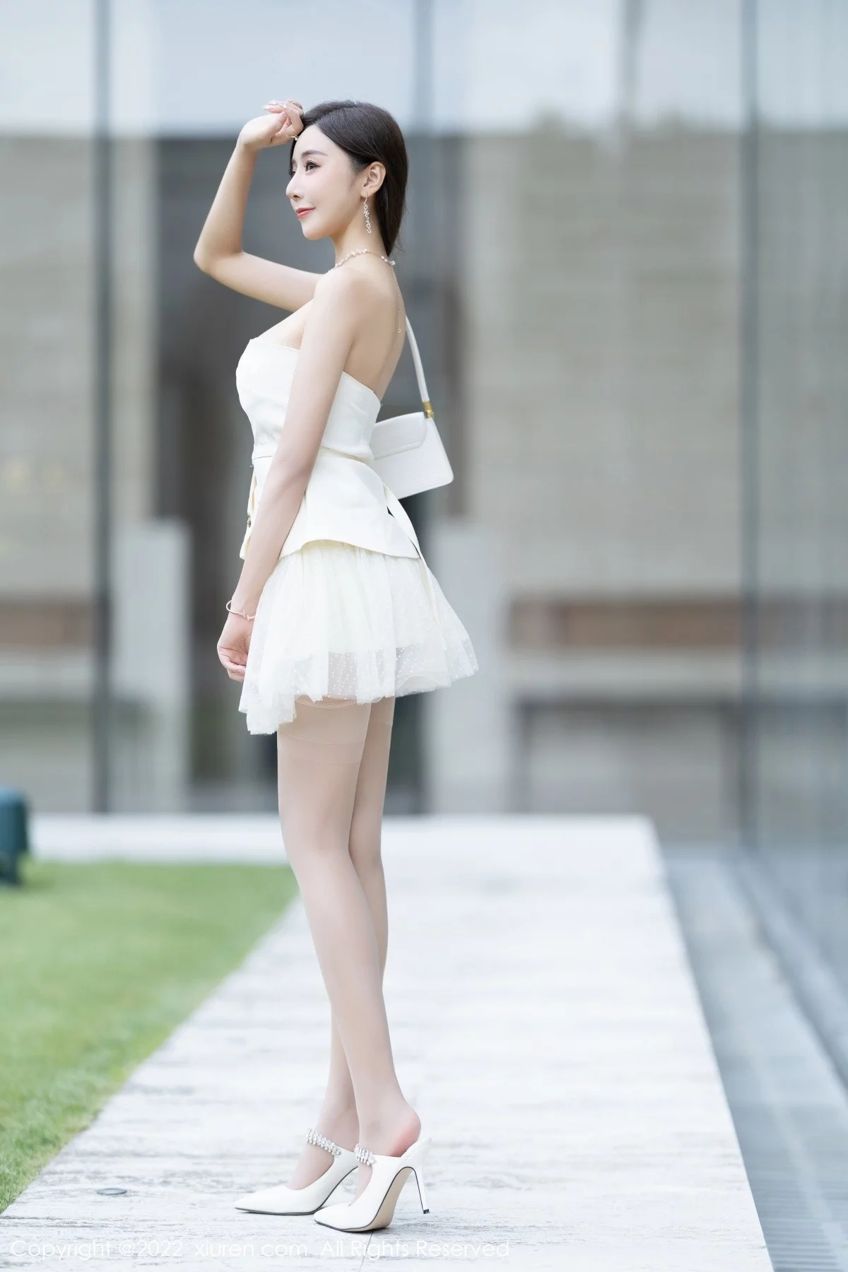 [[XiuRen秀人网]秀人网]No.5539_女神王馨瑶yanni白色露肩服饰+珍珠色睡裙配蕾丝吊袜诱惑写真78P