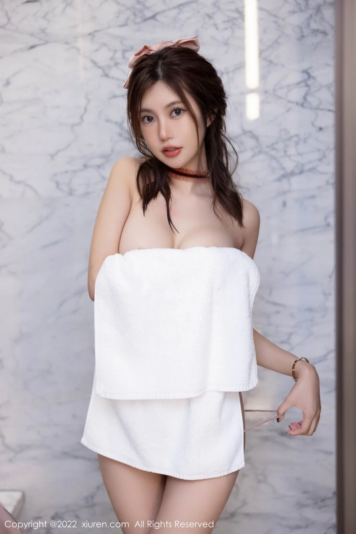 [[XiuRen秀人网]秀人网]No.5536_女神绮里嘉海南心愿旅拍浴室暖灰蕾丝睡衣秀火辣身材诱惑写真70P