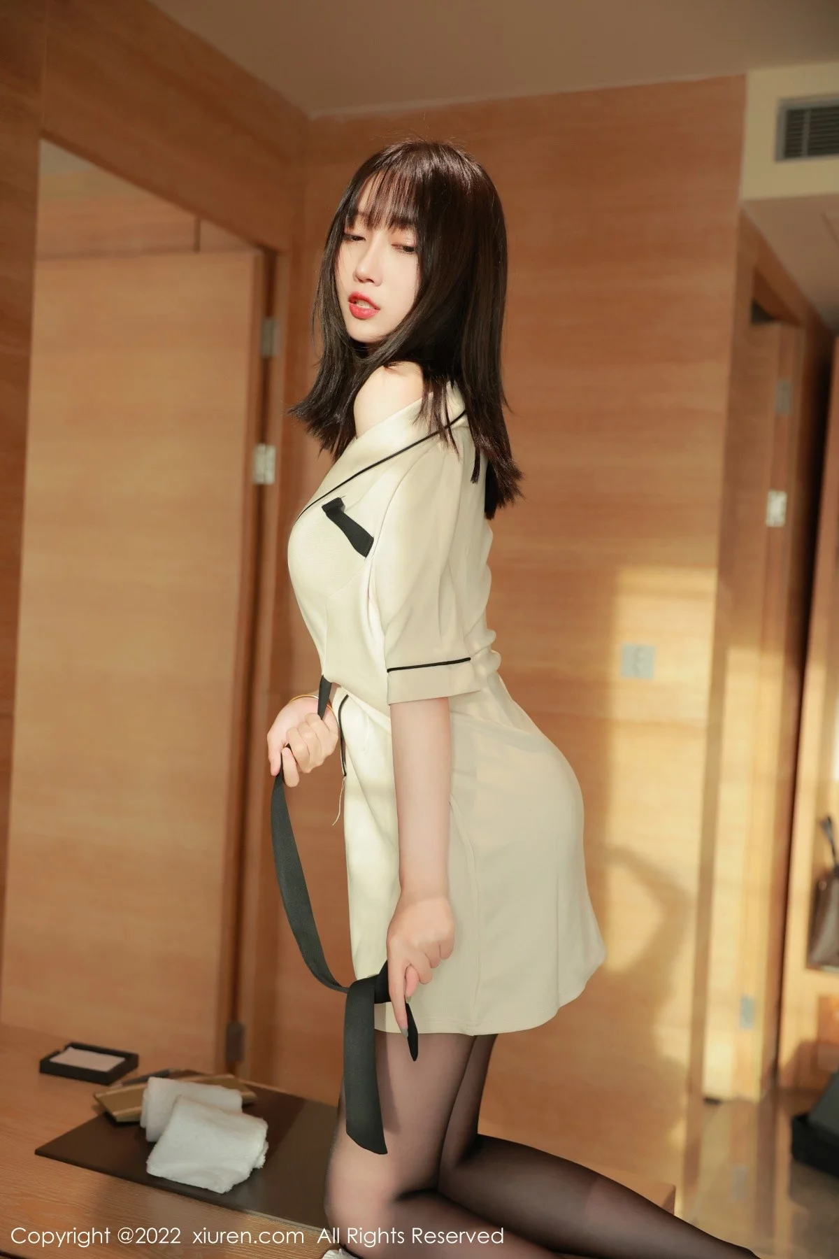 [[XiuRen秀人网]秀人网]No.5534_模特玥儿玥er香格里拉旅拍角色扮演黄色制服配开档黑丝诱惑写真60P