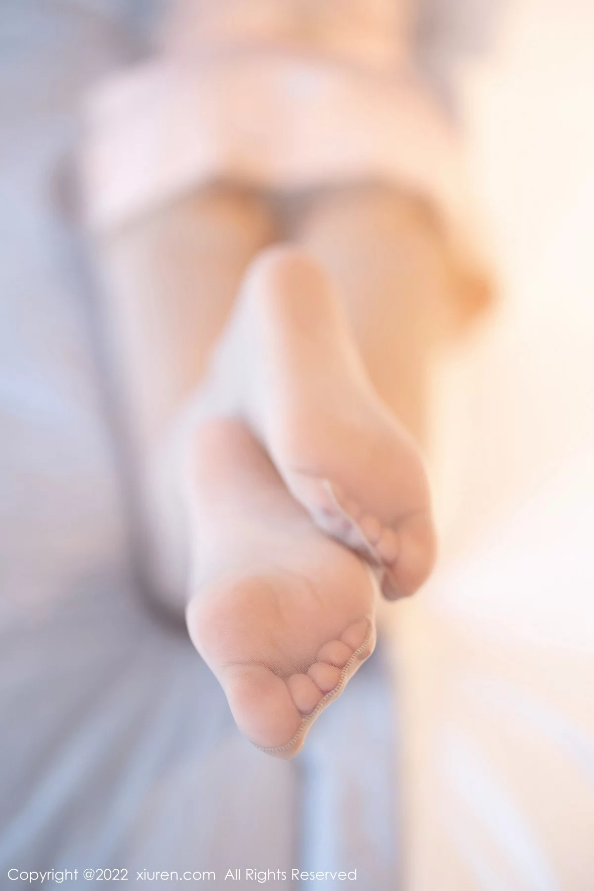 [[XiuRen秀人网]秀人网]No.5539_女神王馨瑶yanni白色露肩服饰+珍珠色睡裙配蕾丝吊袜诱惑写真78P