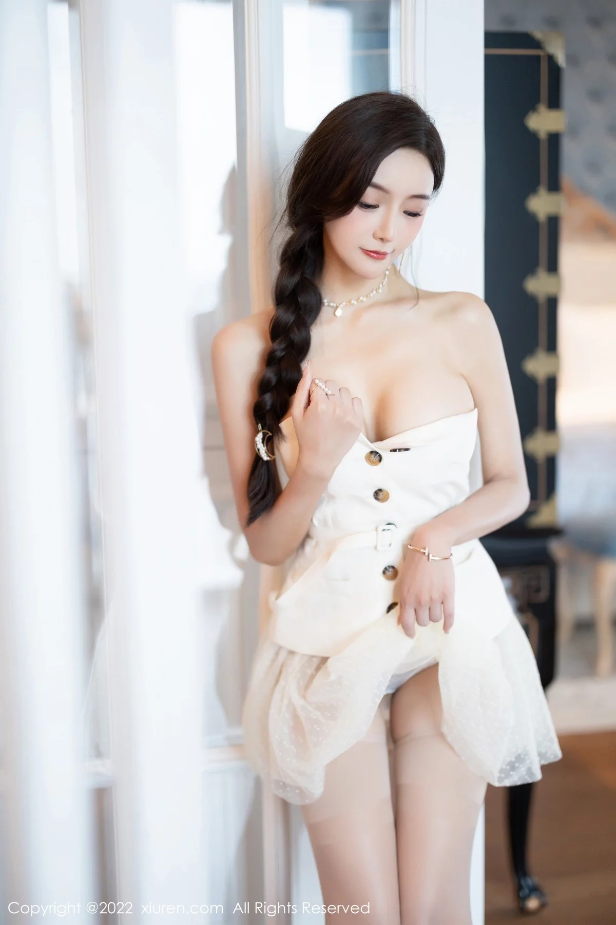 [[XiuRen秀人网]秀人网]No.5539_女神王馨瑶yanni白色露肩服饰+珍珠色睡裙配蕾丝吊袜诱惑写真78P