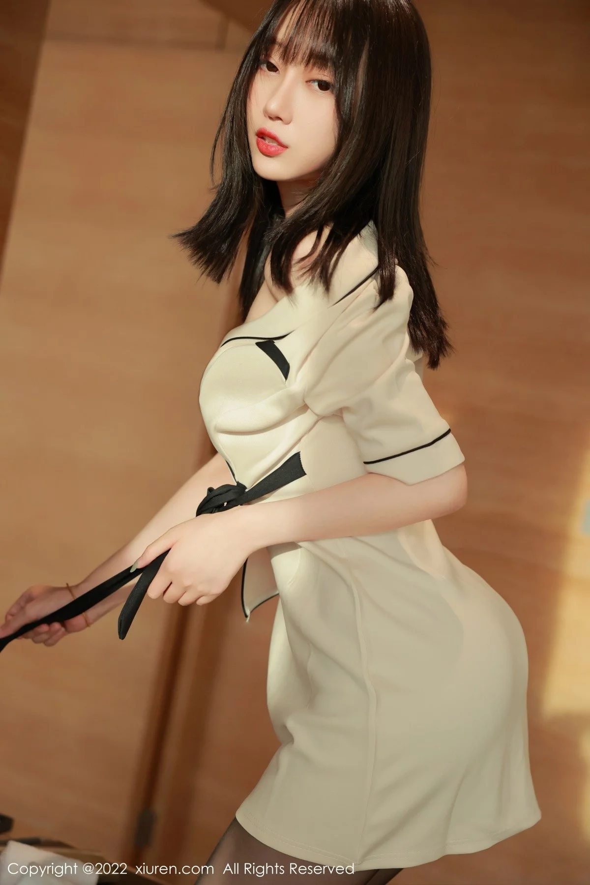 [[XiuRen秀人网]秀人网]No.5534_模特玥儿玥er香格里拉旅拍角色扮演黄色制服配开档黑丝诱惑写真60P