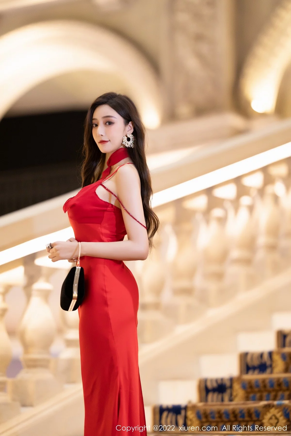 [[XiuRen秀人网]秀人网]No.5470_女神王馨瑶yanni脱性感红色礼裙露金色条纹内衣完美诱惑写真78P