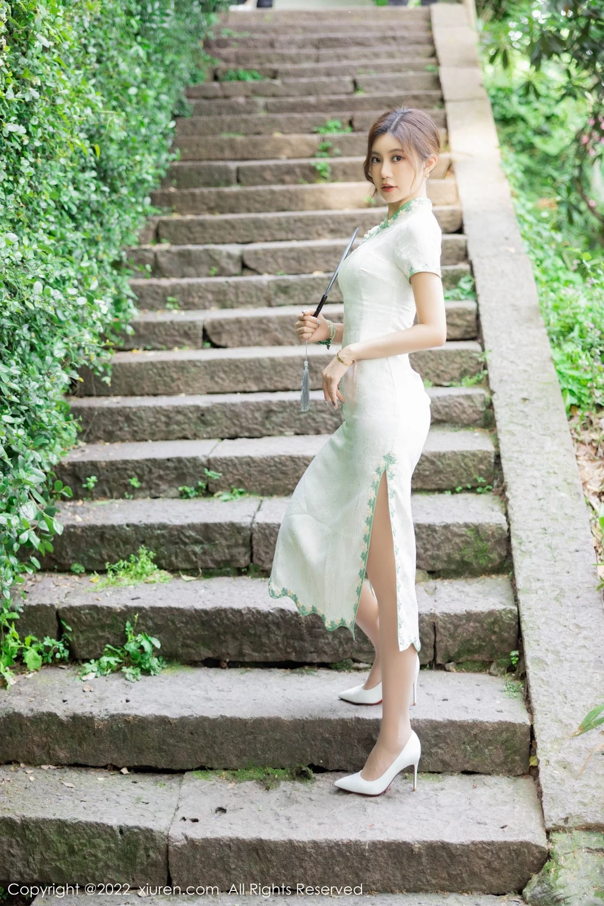 [[XiuRen秀人网]秀人网]No.5468_女神绮里嘉海南心愿旅拍户外性感白色旗袍配原色丝袜诱惑写真92P