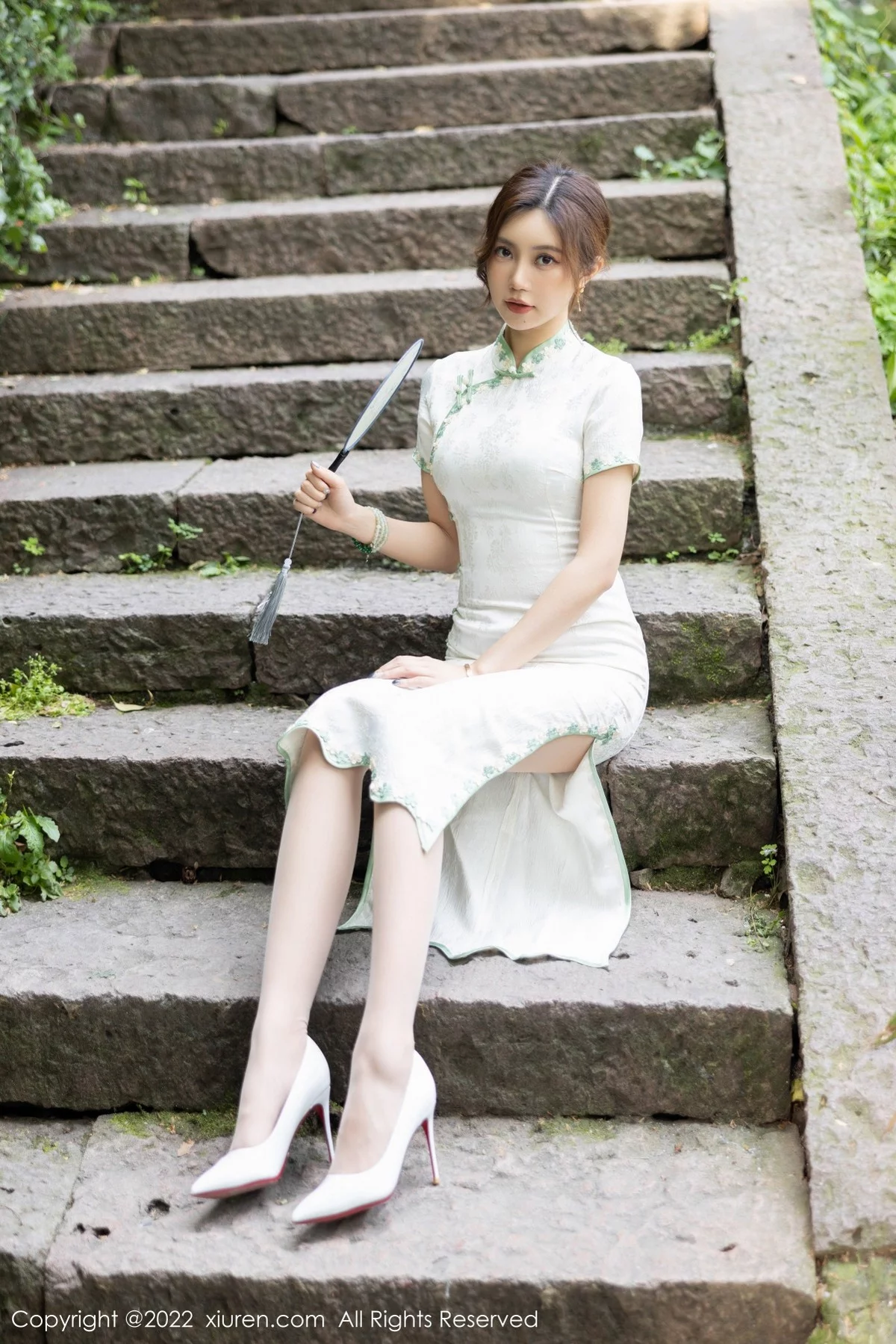 [[XiuRen秀人网]秀人网]No.5468_女神绮里嘉海南心愿旅拍户外性感白色旗袍配原色丝袜诱惑写真92P
