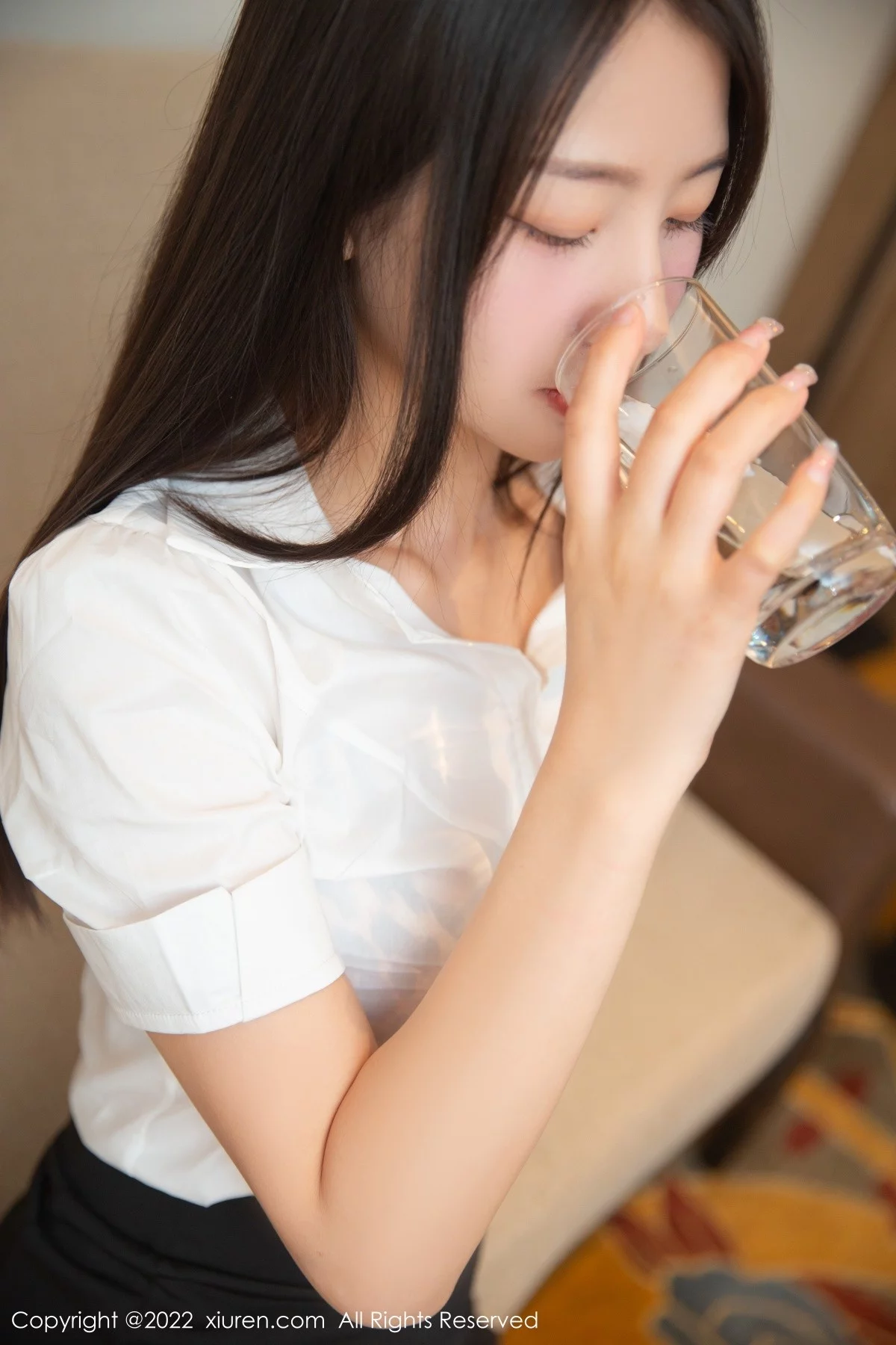 [[XiuRen秀人网]秀人网]No.5464_模特熊小诺性感白T配黑短裙半脱露豹纹内衣配开档黑丝诱惑写真82P