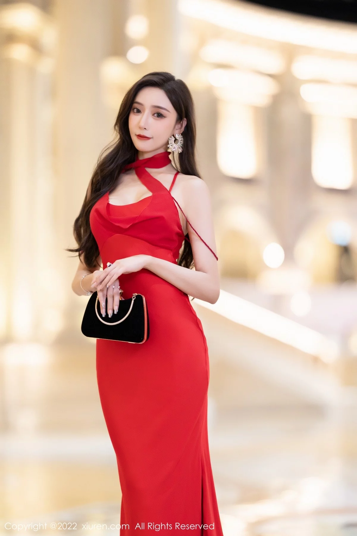 [[XiuRen秀人网]秀人网]No.5470_女神王馨瑶yanni脱性感红色礼裙露金色条纹内衣完美诱惑写真78P