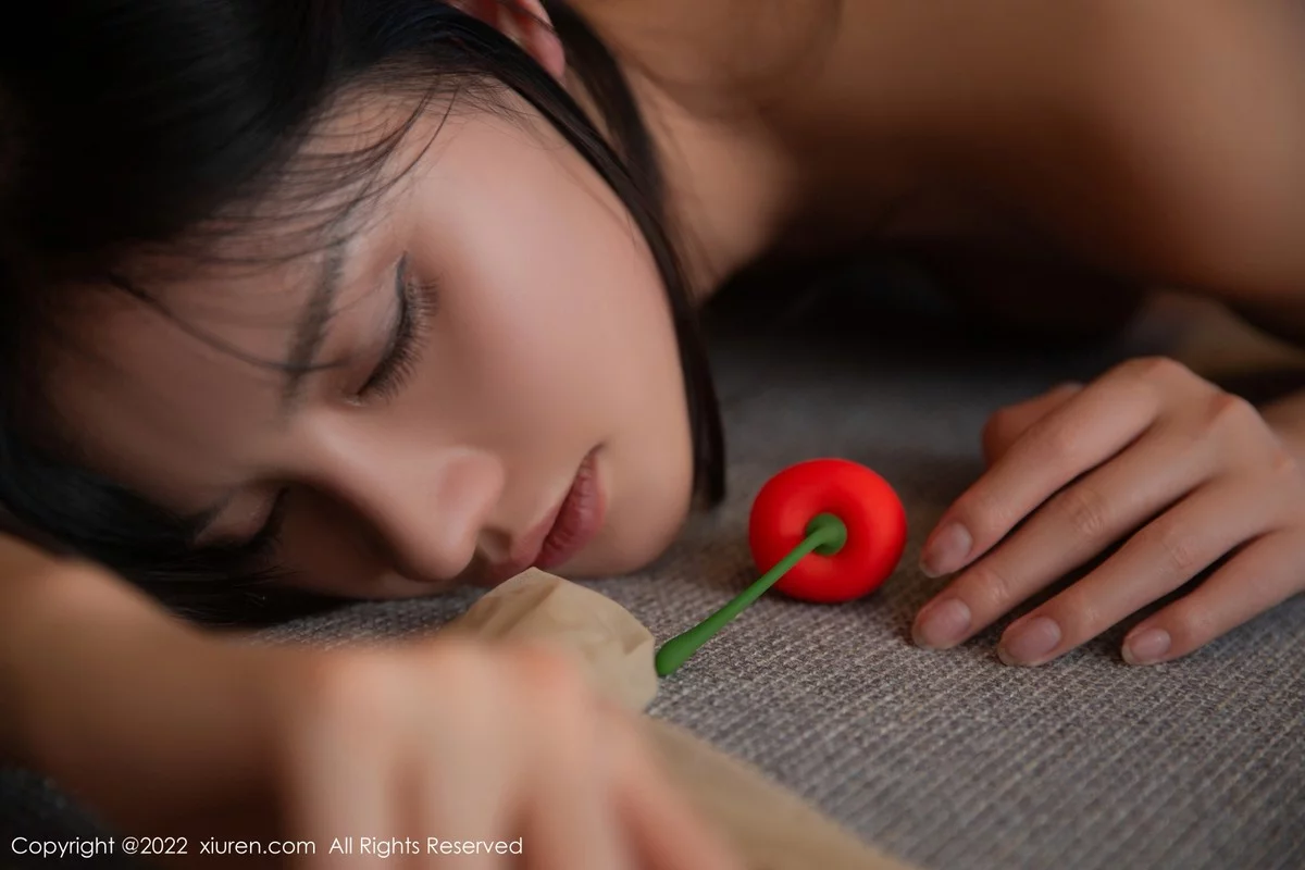 [[XiuRen秀人网]秀人网]No.5466_模特就是阿朱啊半脱性感吊带服饰露超薄无内肉丝惹火诱惑写真83P