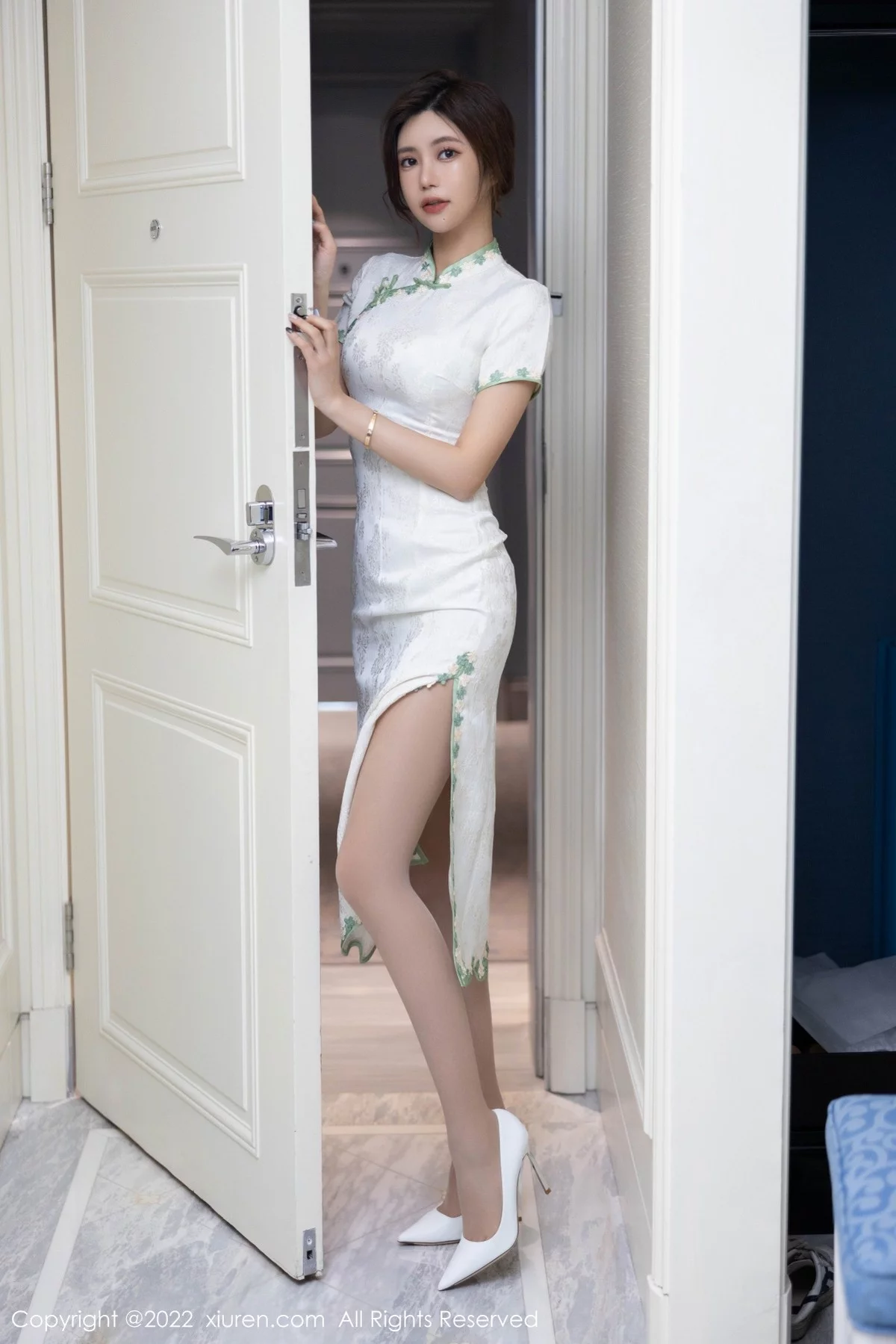 [[XiuRen秀人网]秀人网]No.5468_女神绮里嘉海南心愿旅拍户外性感白色旗袍配原色丝袜诱惑写真92P