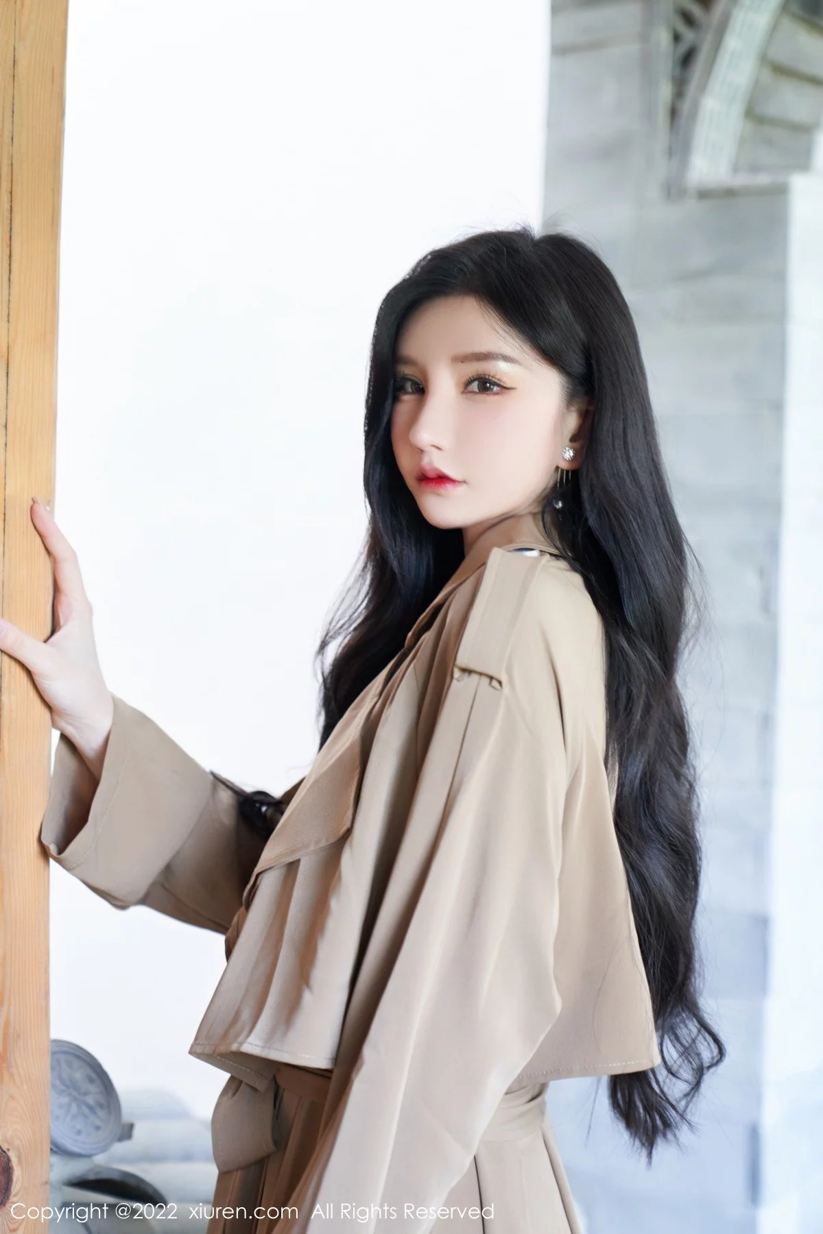 [[XiuRen秀人网]秀人网]No.5469_女神周于希Sally脱杏色风衣露黑色蕾丝内衣配蕾丝吊袜诱惑写真75P