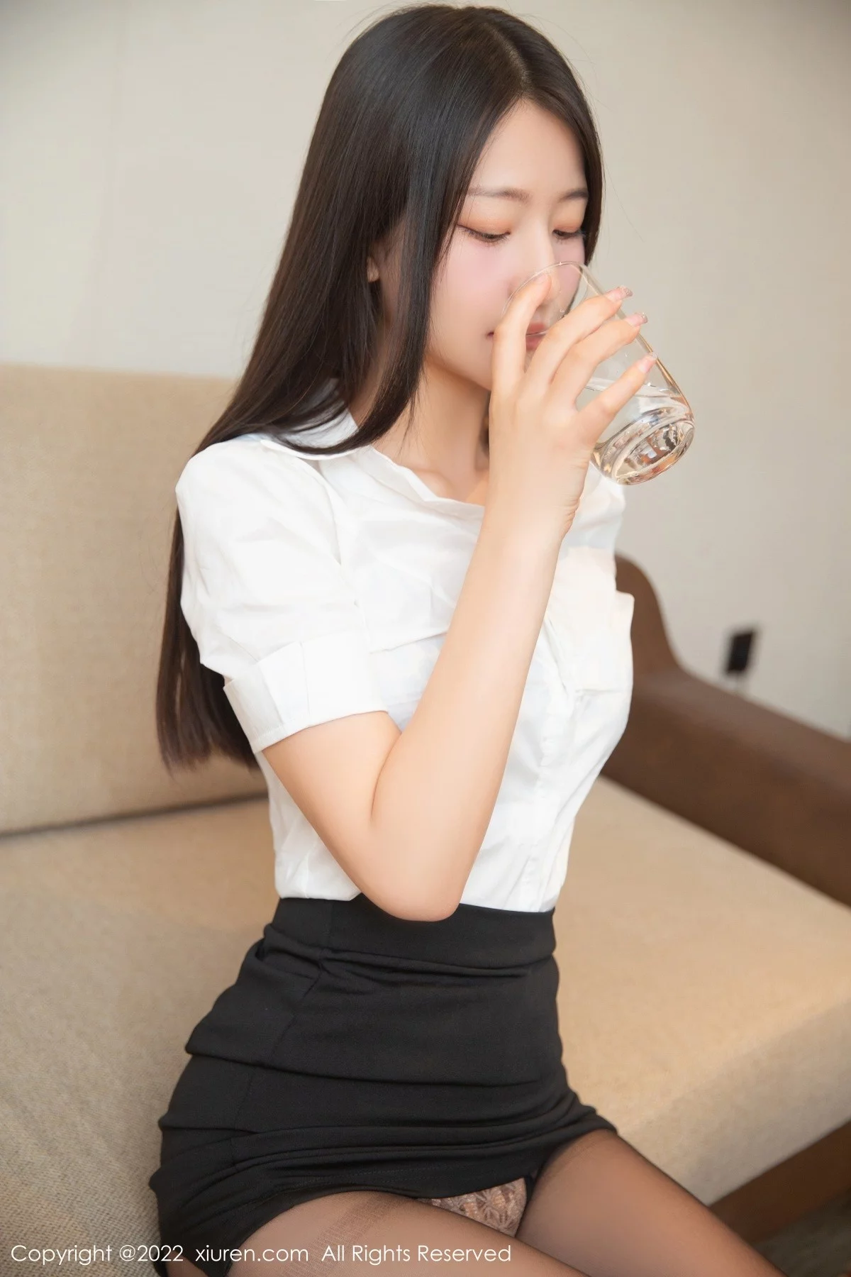 [[XiuRen秀人网]秀人网]No.5464_模特熊小诺性感白T配黑短裙半脱露豹纹内衣配开档黑丝诱惑写真82P