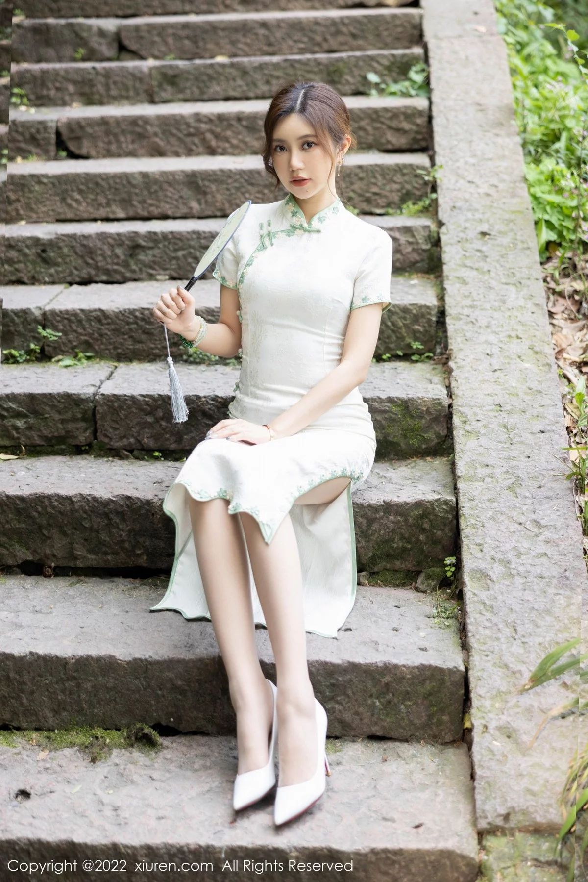 [[XiuRen秀人网]秀人网]No.5468_女神绮里嘉海南心愿旅拍户外性感白色旗袍配原色丝袜诱惑写真92P