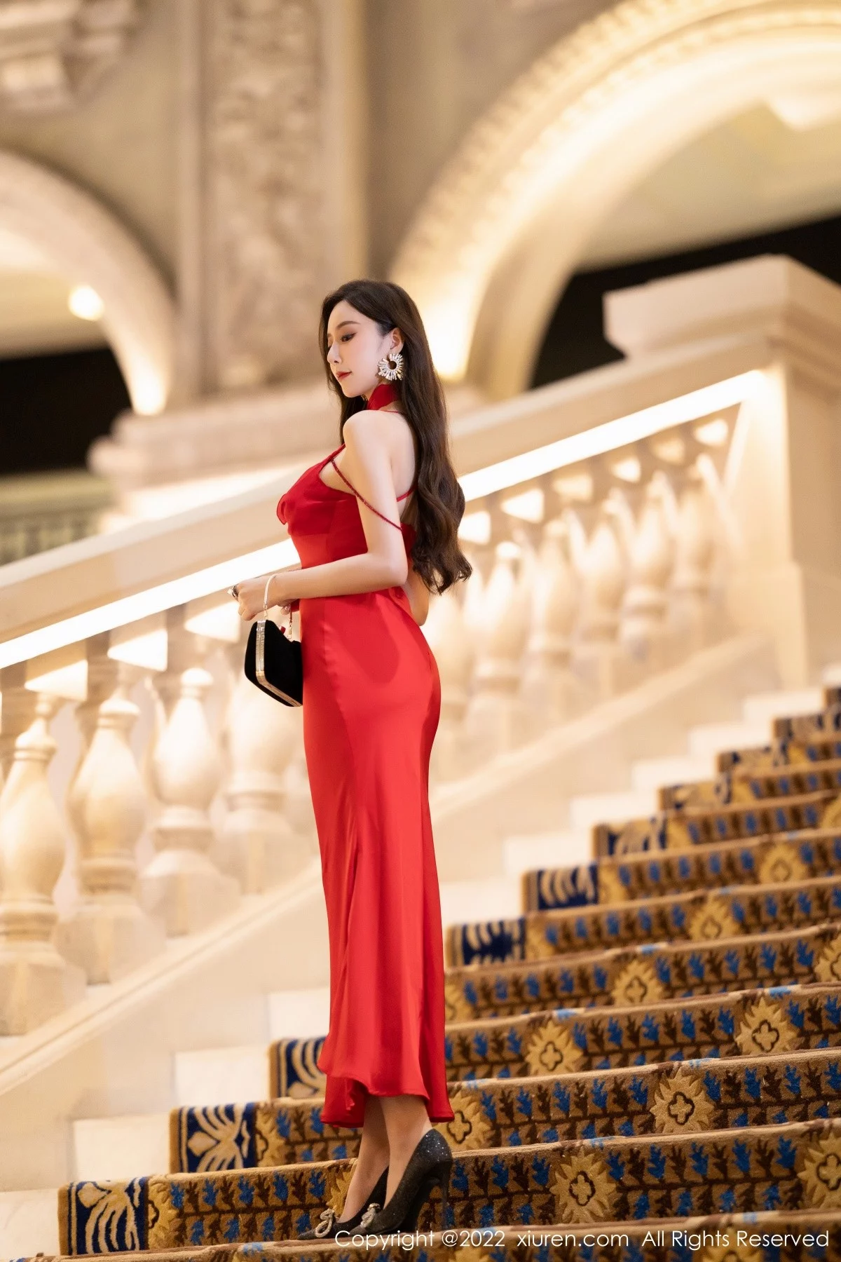 [[XiuRen秀人网]秀人网]No.5470_女神王馨瑶yanni脱性感红色礼裙露金色条纹内衣完美诱惑写真78P