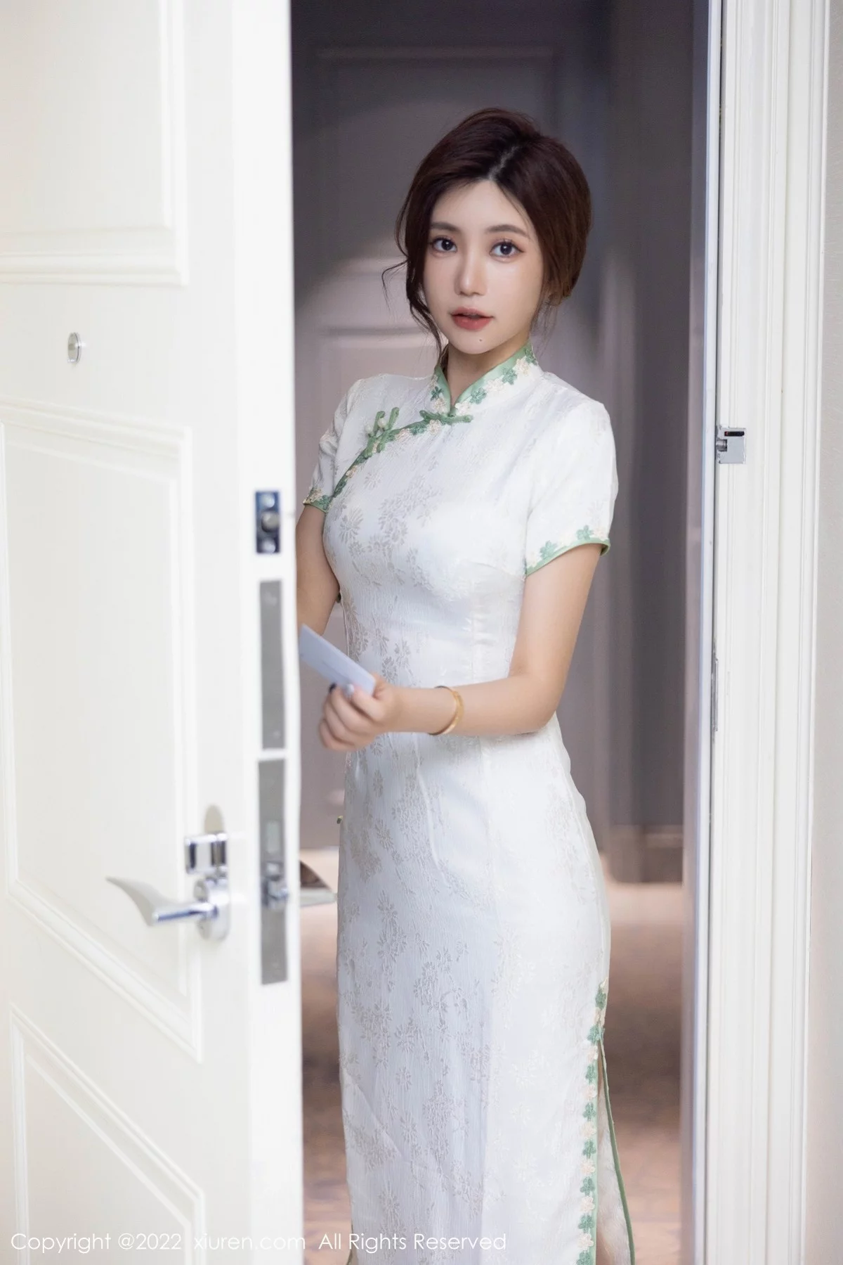 [[XiuRen秀人网]秀人网]No.5468_女神绮里嘉海南心愿旅拍户外性感白色旗袍配原色丝袜诱惑写真92P