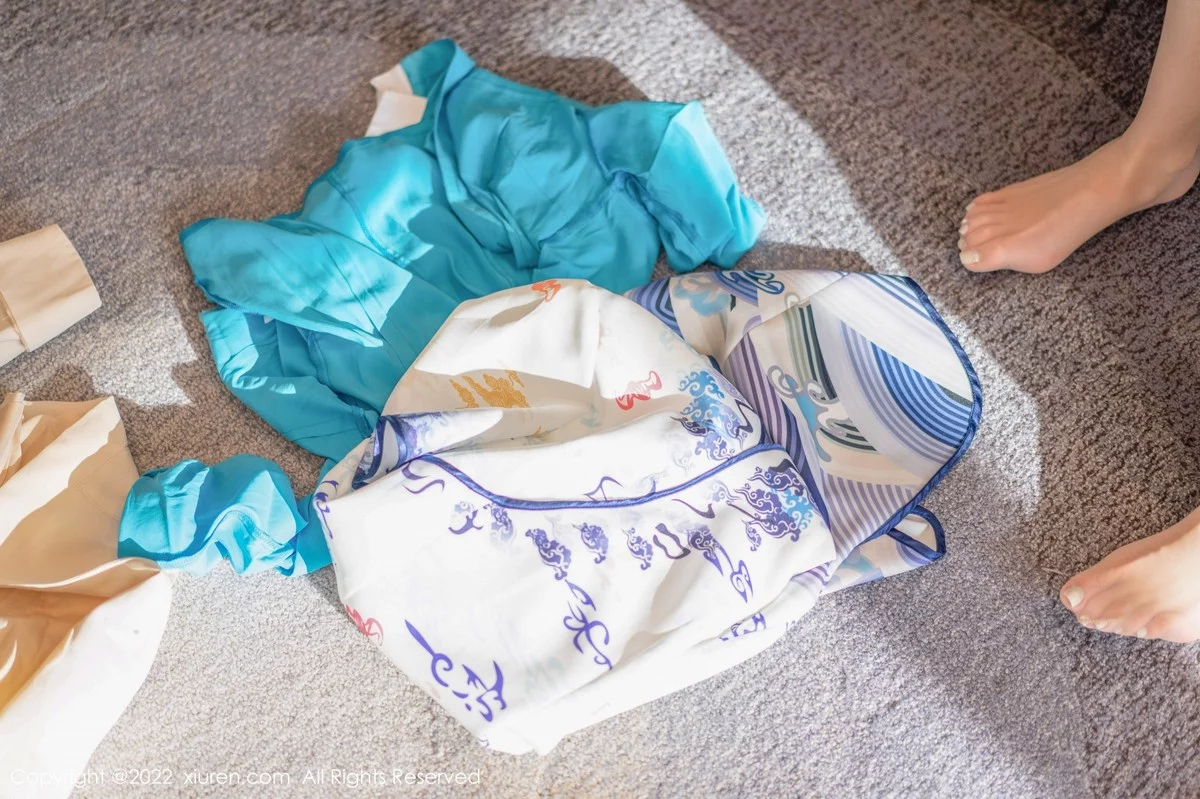 [[XiuRen秀人网]秀人网]No.5462_模特张思允Nice＆是小逗逗都市丽人装扮私房半脱撩人诱惑写真80P