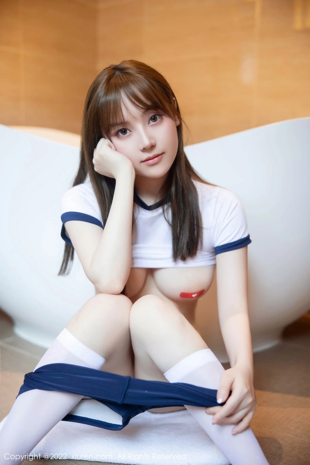 [[XiuRen秀人网]秀人网]No.5465_模特豆瓣酱私房性感白色短袖上衣配蓝短裤半脱露豪乳诱惑写真117P