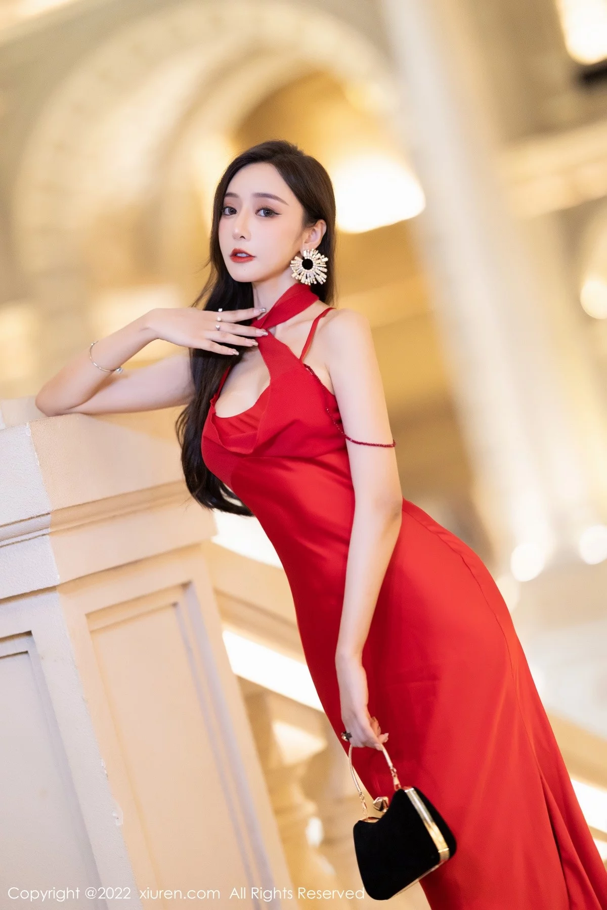 [[XiuRen秀人网]秀人网]No.5470_女神王馨瑶yanni脱性感红色礼裙露金色条纹内衣完美诱惑写真78P