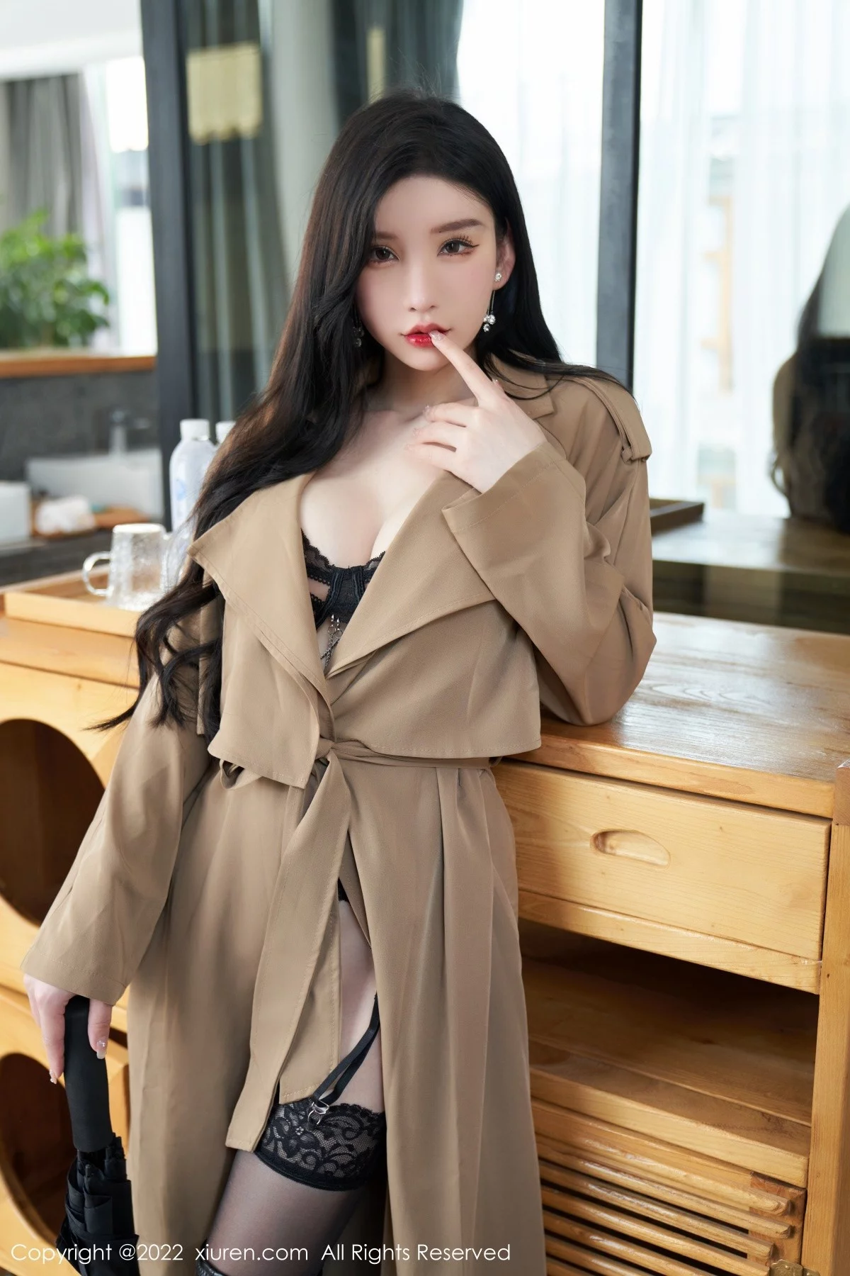 [[XiuRen秀人网]秀人网]No.5469_女神周于希Sally脱杏色风衣露黑色蕾丝内衣配蕾丝吊袜诱惑写真75P