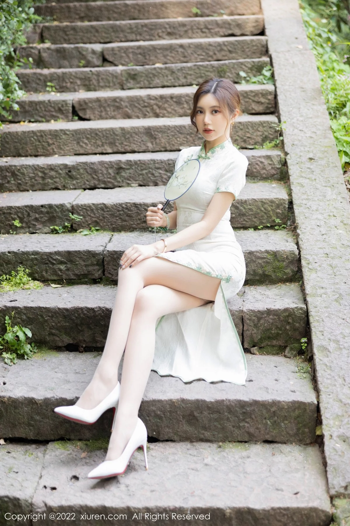 [[XiuRen秀人网]秀人网]No.5468_女神绮里嘉海南心愿旅拍户外性感白色旗袍配原色丝袜诱惑写真92P