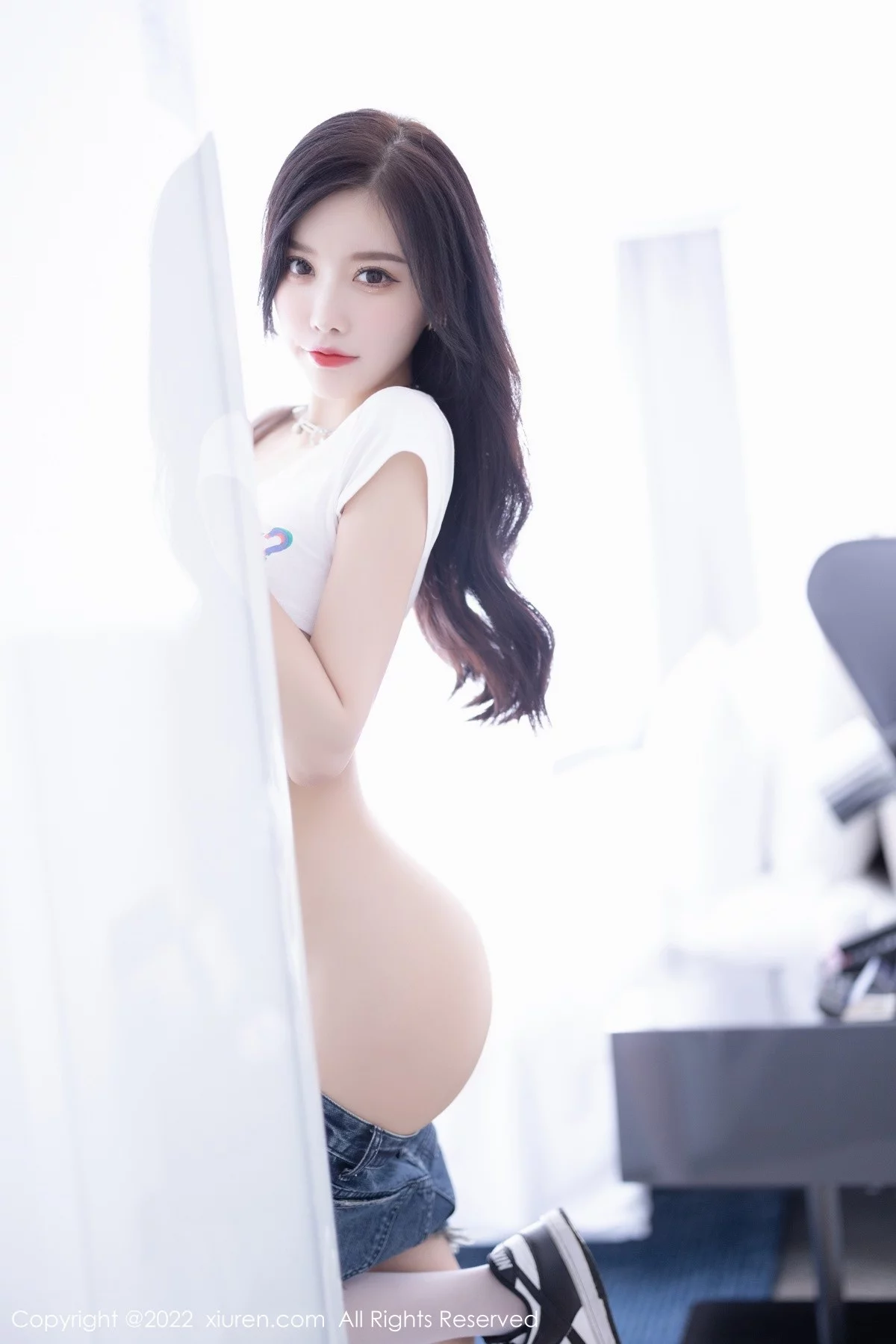 [[XiuRen秀人网]秀人网]No.5551_女神杨晨晨Yome白色半截上衣配牛仔超短裤秀丰腴身材诱惑写真72P