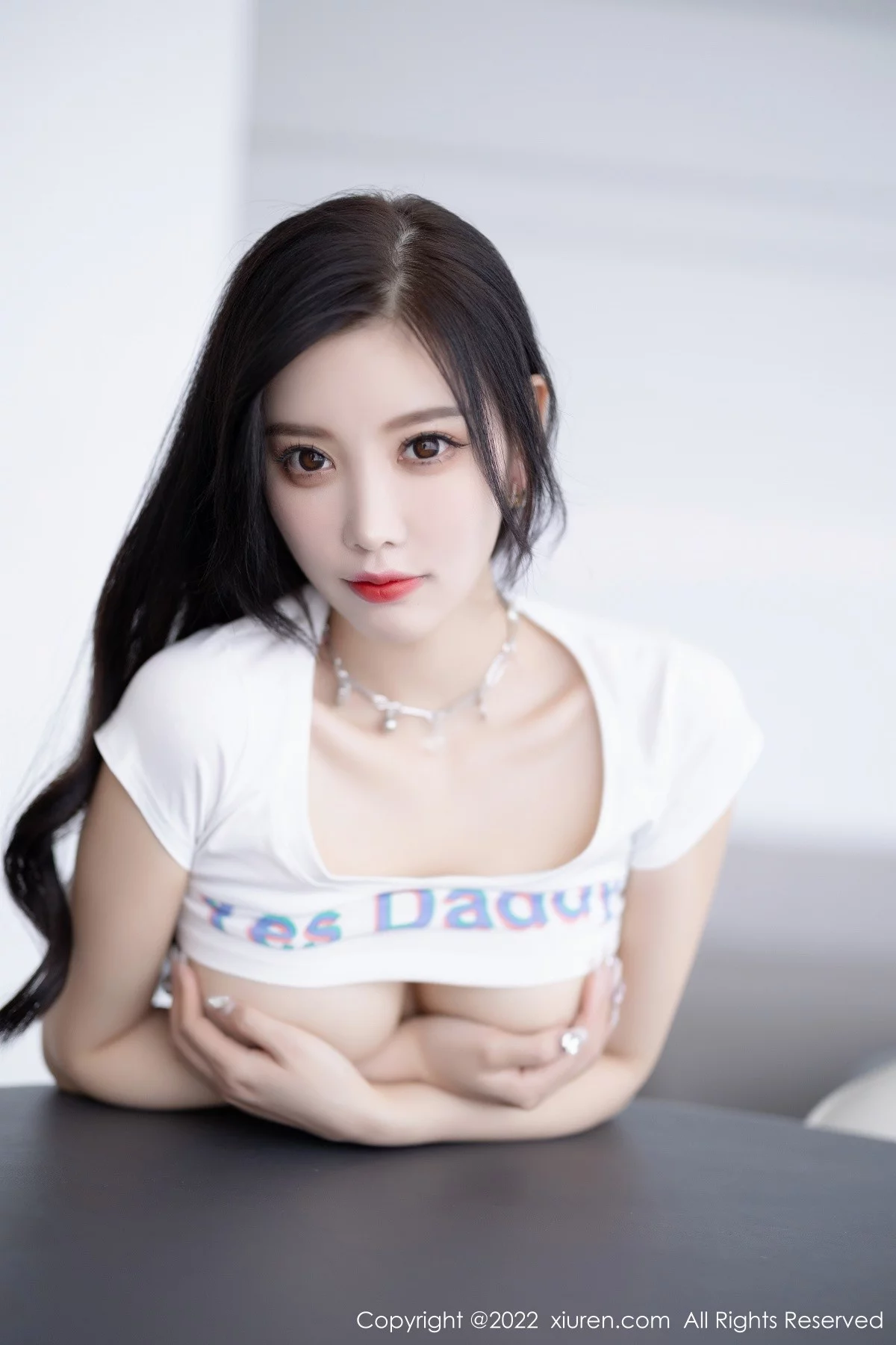 [[XiuRen秀人网]秀人网]No.5551_女神杨晨晨Yome白色半截上衣配牛仔超短裤秀丰腴身材诱惑写真72P