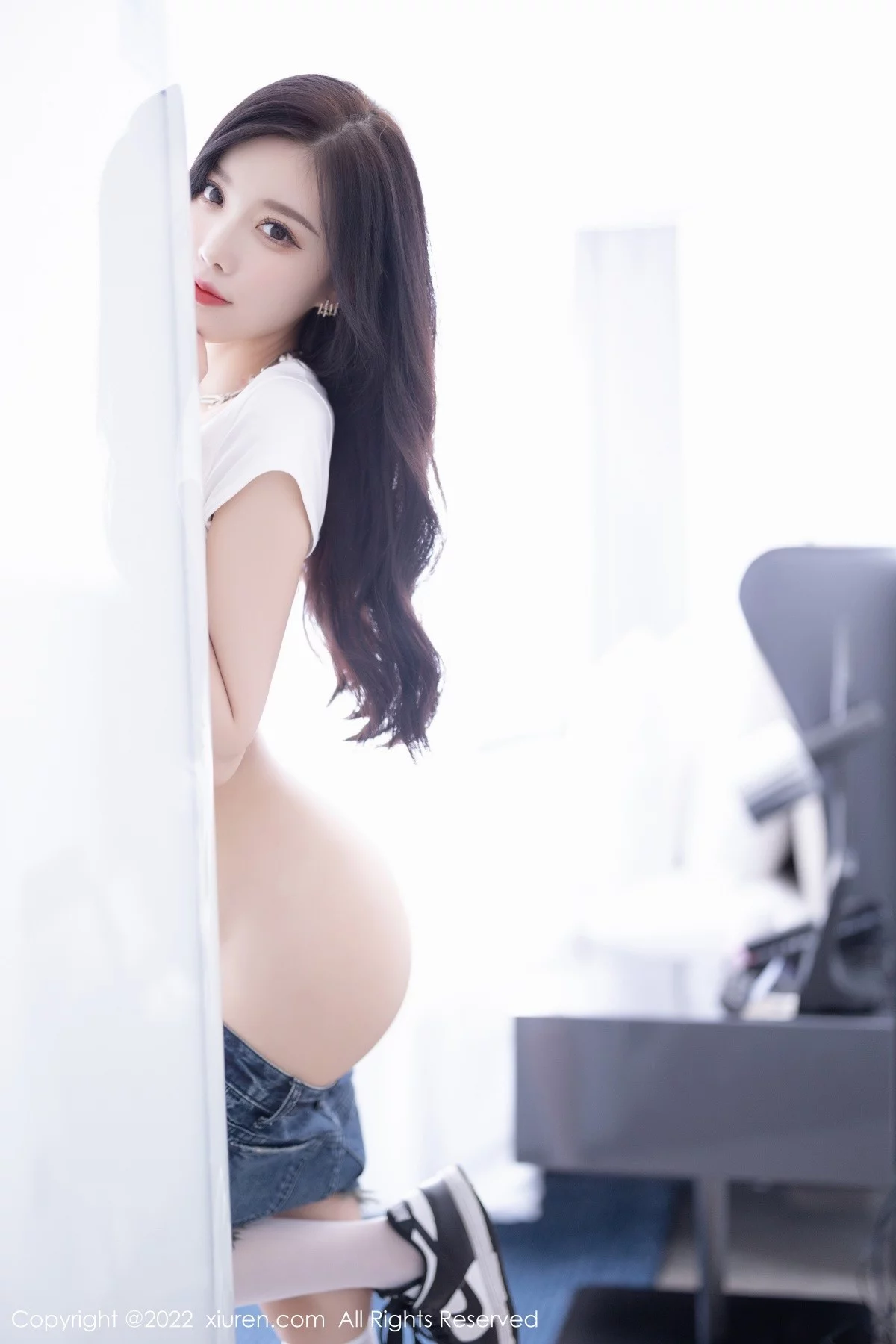 [[XiuRen秀人网]秀人网]No.5551_女神杨晨晨Yome白色半截上衣配牛仔超短裤秀丰腴身材诱惑写真72P