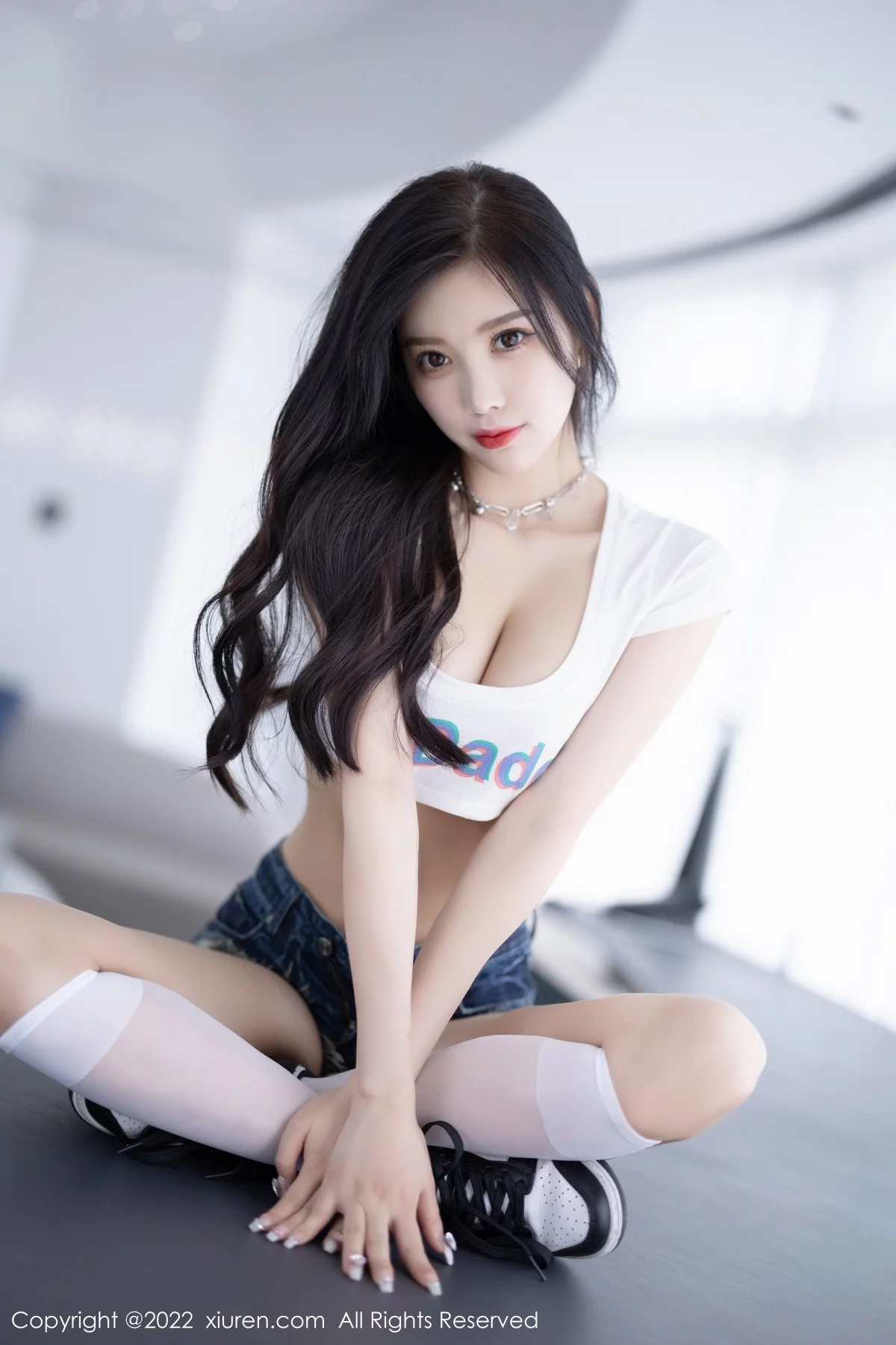 [[XiuRen秀人网]秀人网]No.5551_女神杨晨晨Yome白色半截上衣配牛仔超短裤秀丰腴身材诱惑写真72P