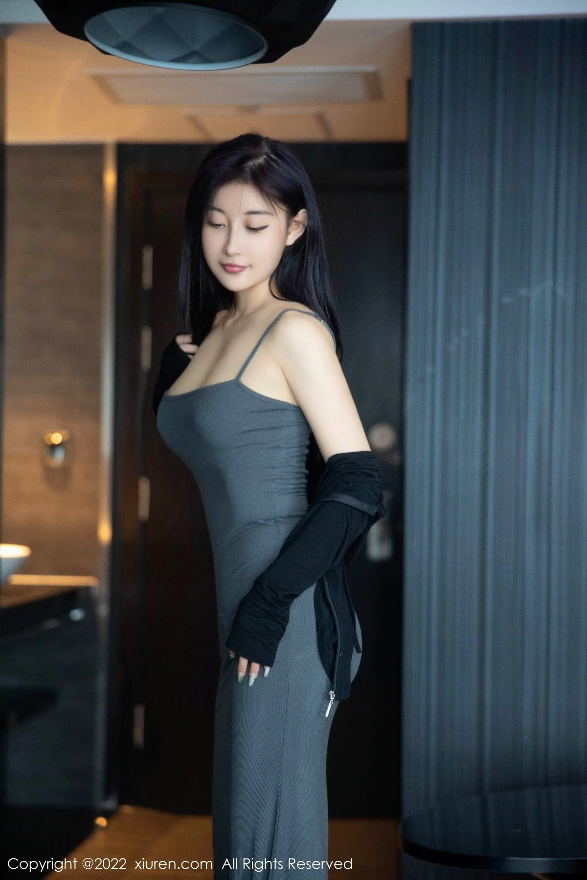 [[XiuRen秀人网]秀人网]No.5553_新人模特顾楚楚maily性感深灰色吊带裙配诱人灰丝完美诱惑写真96P