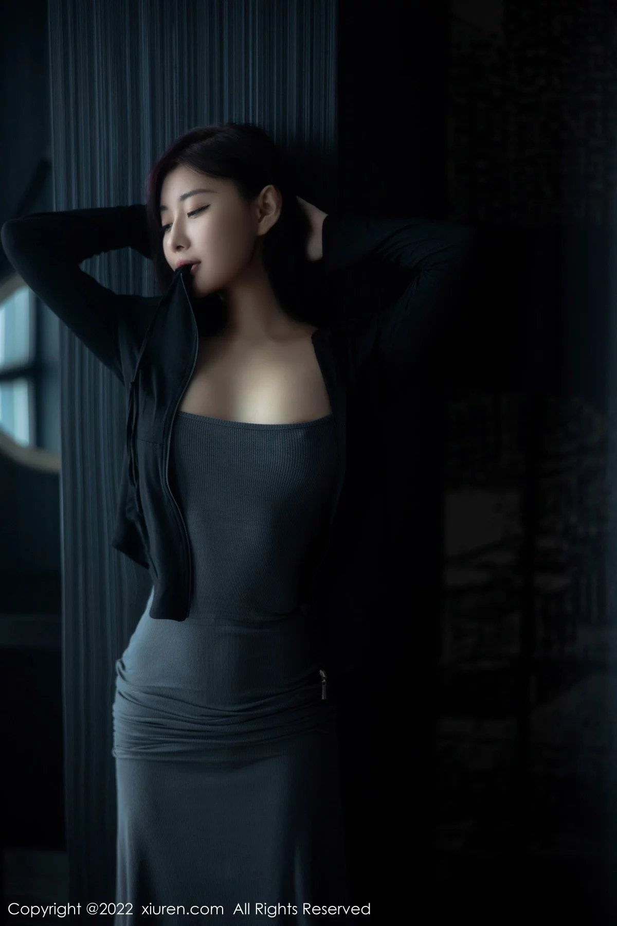 [[XiuRen秀人网]秀人网]No.5553_新人模特顾楚楚maily性感深灰色吊带裙配诱人灰丝完美诱惑写真96P