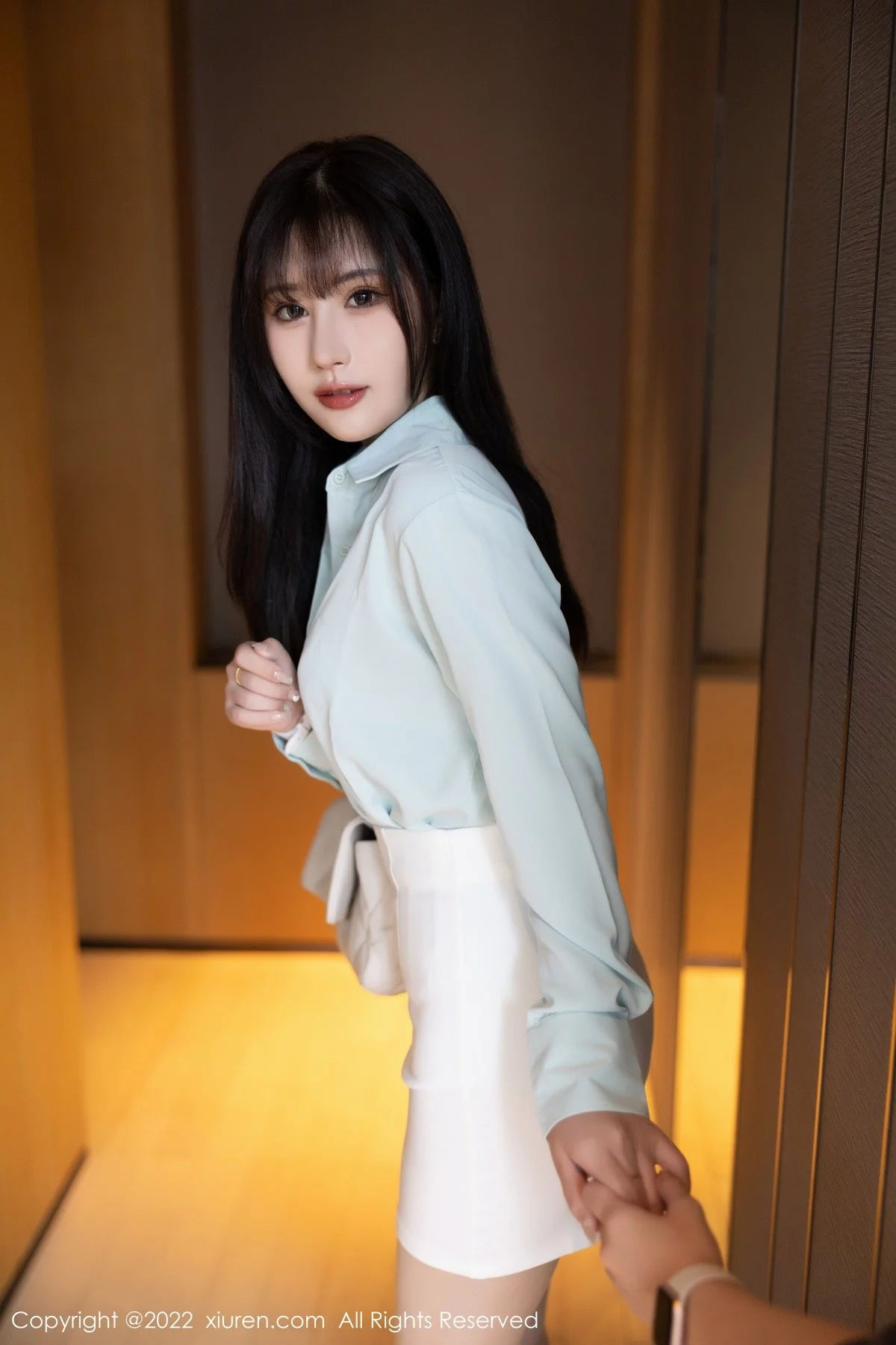 [[XiuRen秀人网]秀人网]No.5555_模特张欣欣淡蓝色上衣配白短裙露性感内衣配原色丝袜诱惑写真80P