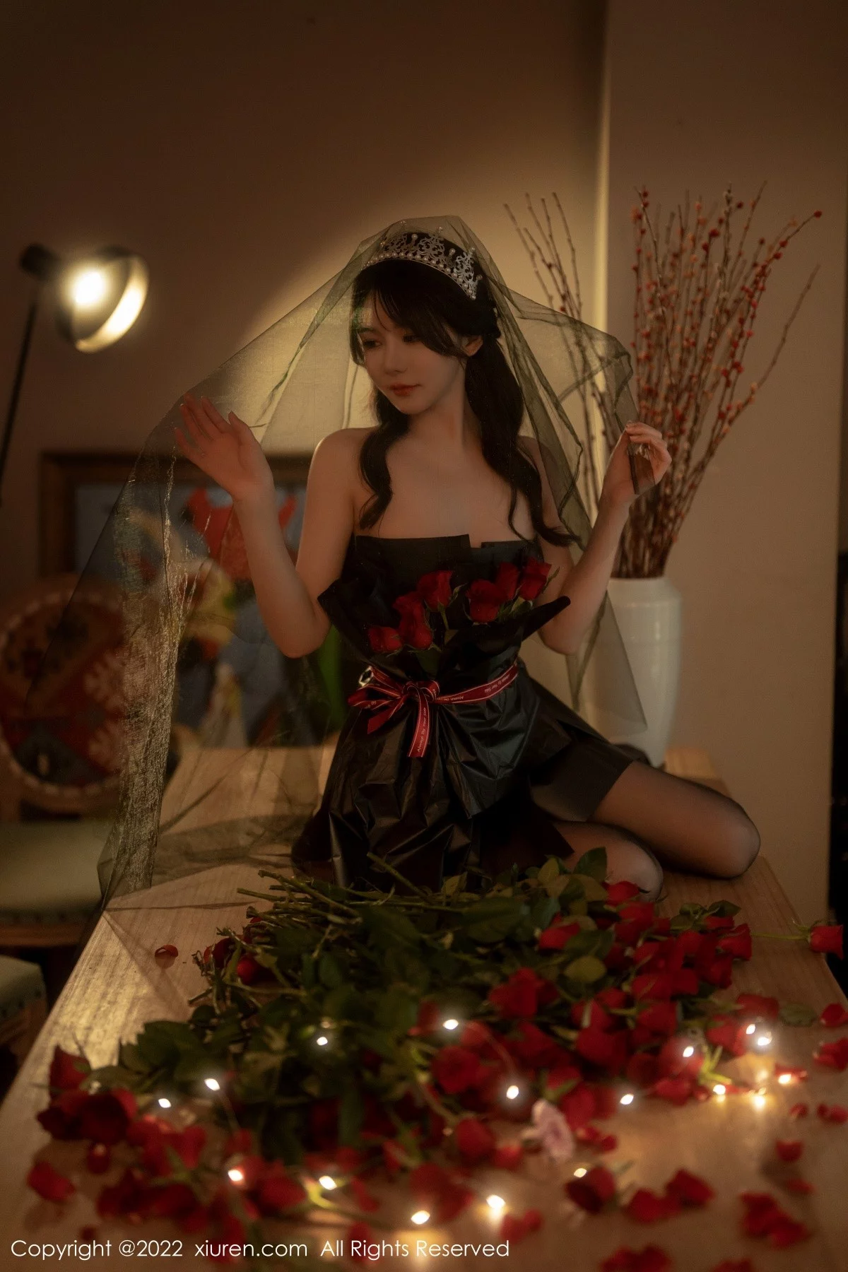 [[XiuRen秀人网]秀人网]No.5552_模特婠婠么私房性感黑色露肩连衣裙配超薄黑丝秀曼妙身材写真74P