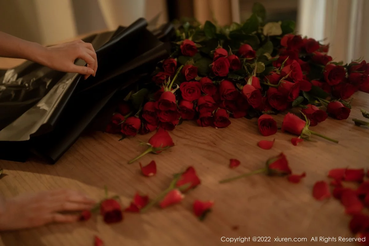 [[XiuRen秀人网]秀人网]No.5552_模特婠婠么私房性感黑色露肩连衣裙配超薄黑丝秀曼妙身材写真74P