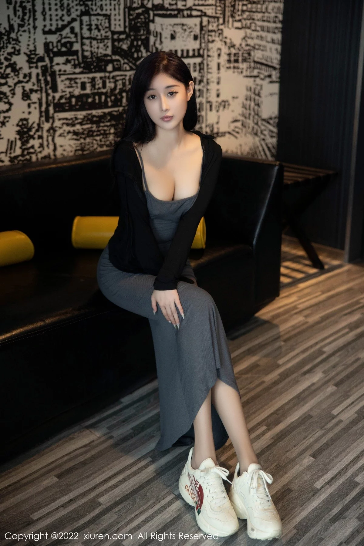 [[XiuRen秀人网]秀人网]No.5553_新人模特顾楚楚maily性感深灰色吊带裙配诱人灰丝完美诱惑写真96P