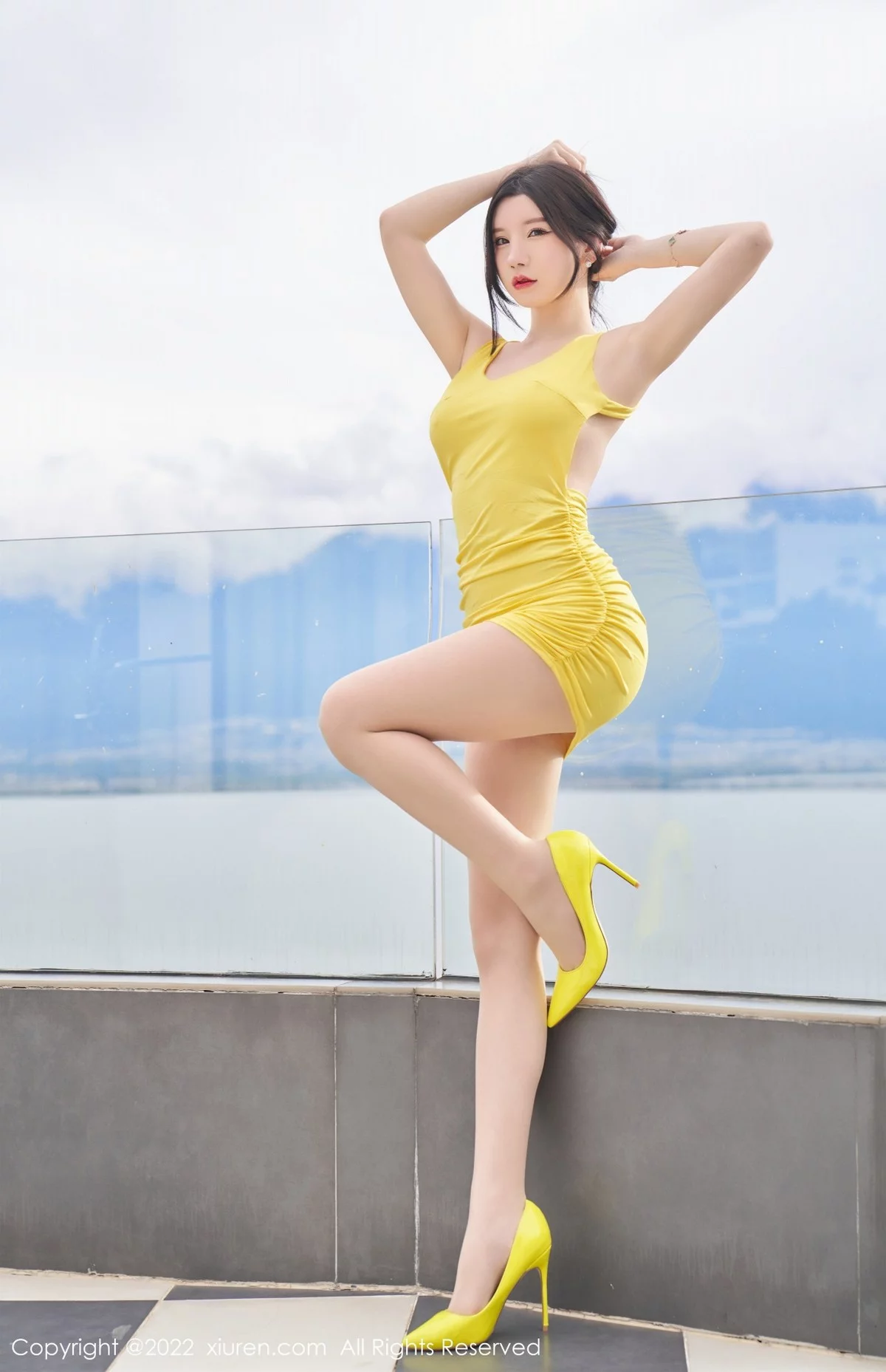 [[XiuRen秀人网]秀人网]No.5557_女神周于希Sally心愿旅拍黄色收身连衣裙配无内肉丝惹火诱惑写真70P