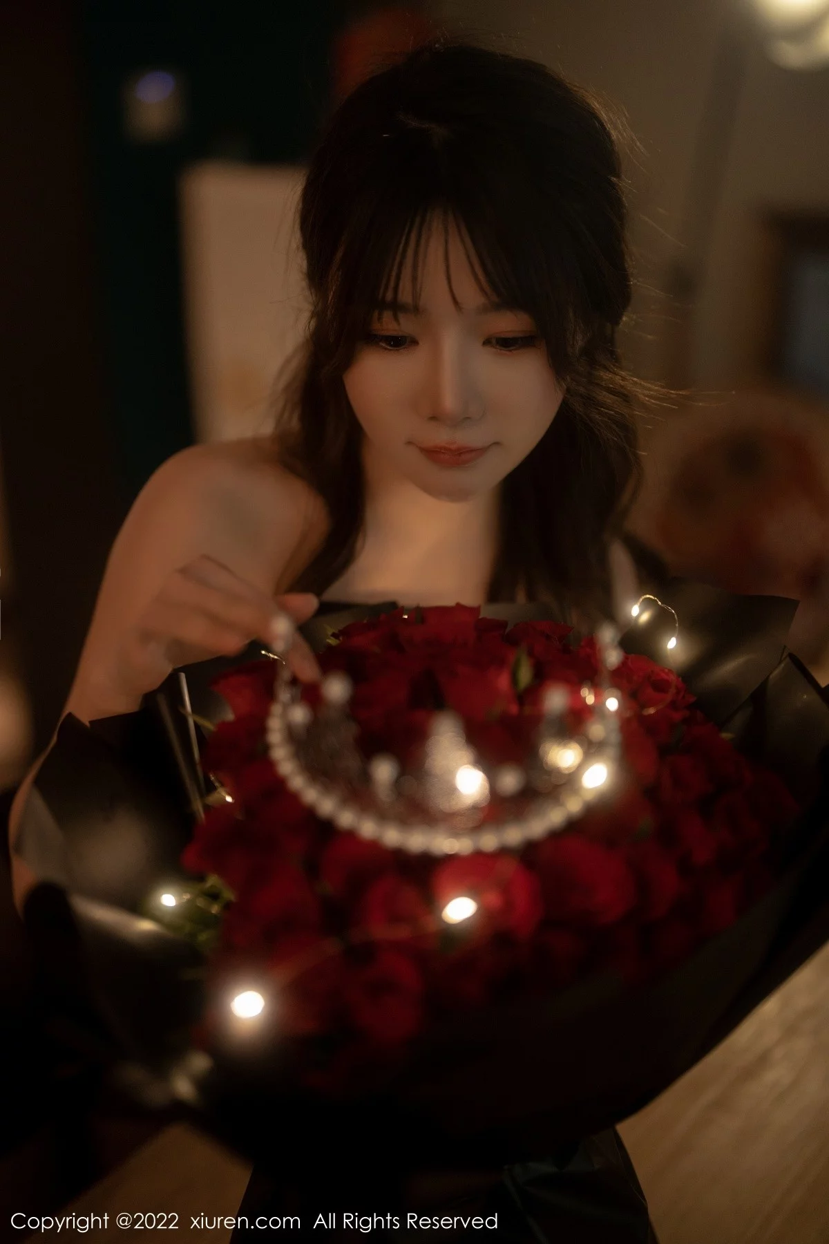 [[XiuRen秀人网]秀人网]No.5552_模特婠婠么私房性感黑色露肩连衣裙配超薄黑丝秀曼妙身材写真74P