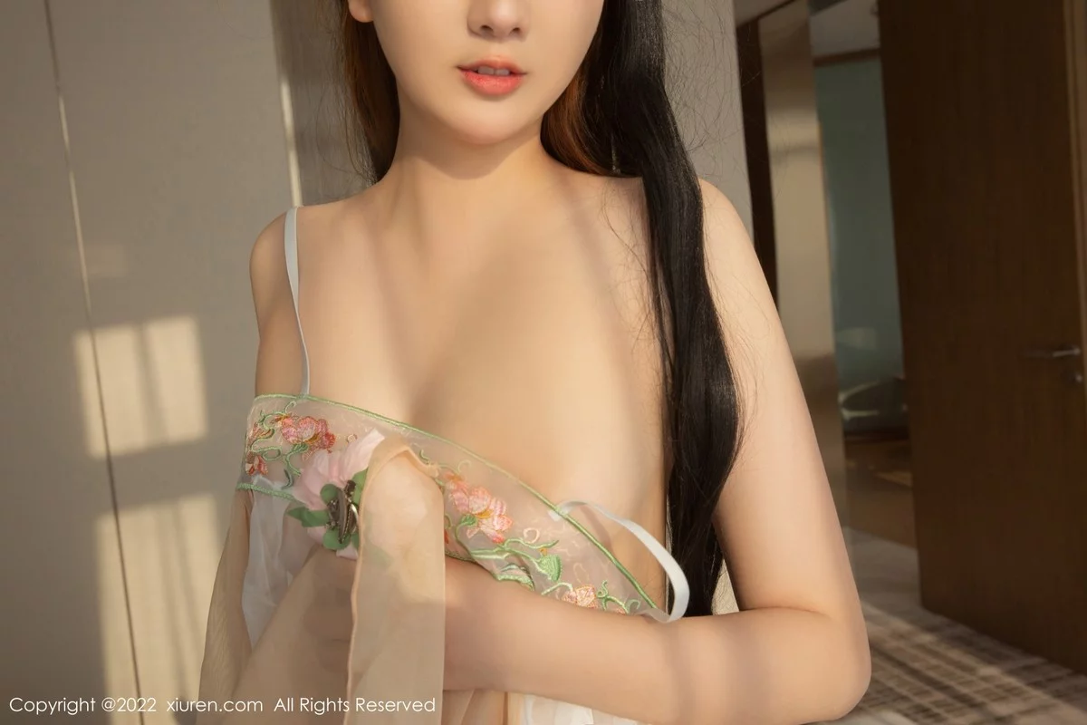 [[XiuRen秀人网]秀人网]No.5556_模特江真真中秋主题白色轻透古装服饰配超薄无内肉丝诱惑写真70P