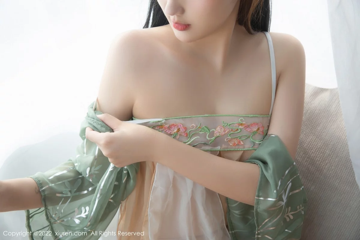 [[XiuRen秀人网]秀人网]No.5556_模特江真真中秋主题白色轻透古装服饰配超薄无内肉丝诱惑写真70P