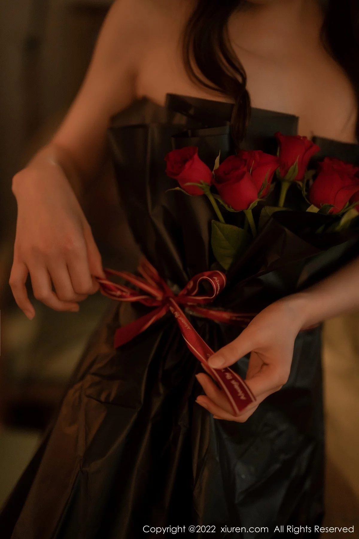 [[XiuRen秀人网]秀人网]No.5552_模特婠婠么私房性感黑色露肩连衣裙配超薄黑丝秀曼妙身材写真74P