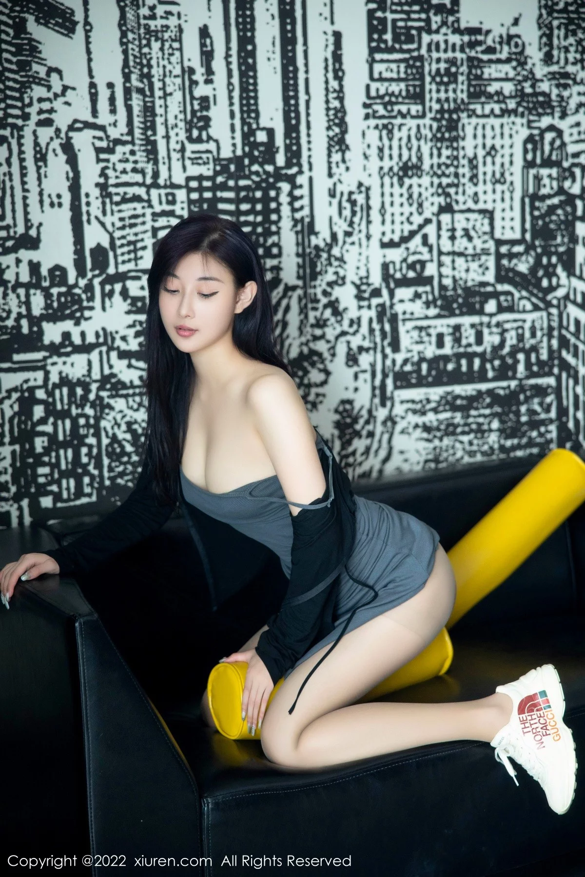 [[XiuRen秀人网]秀人网]No.5553_新人模特顾楚楚maily性感深灰色吊带裙配诱人灰丝完美诱惑写真96P