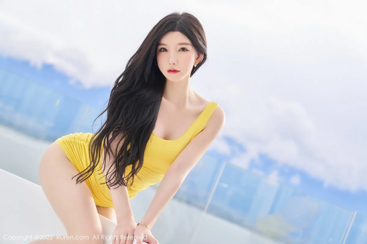 [[XiuRen秀人网]秀人网]No.5557_女神周于希Sally心愿旅拍黄色收身连衣裙配无内肉丝惹火诱惑写真70P