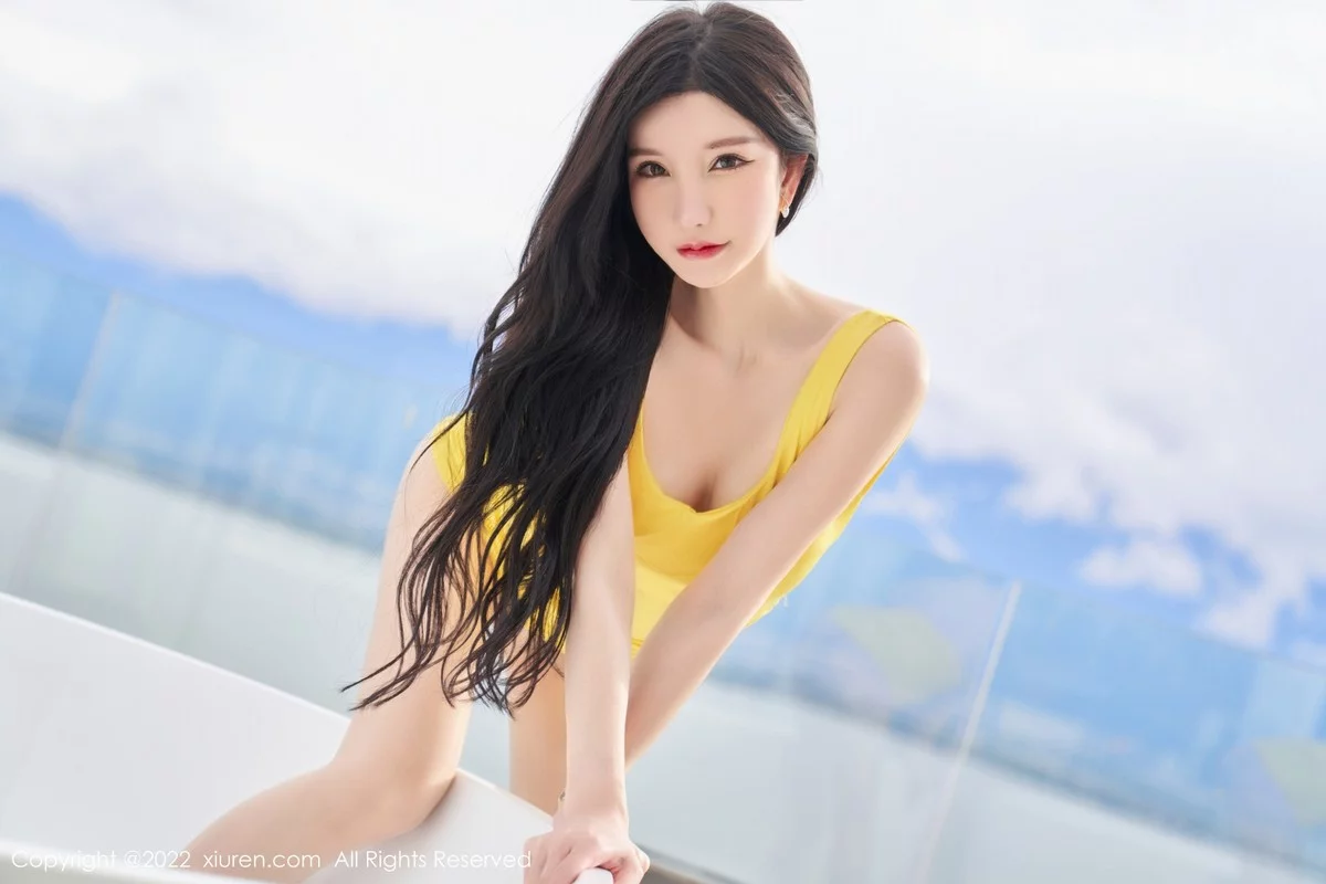 [[XiuRen秀人网]秀人网]No.5557_女神周于希Sally心愿旅拍黄色收身连衣裙配无内肉丝惹火诱惑写真70P