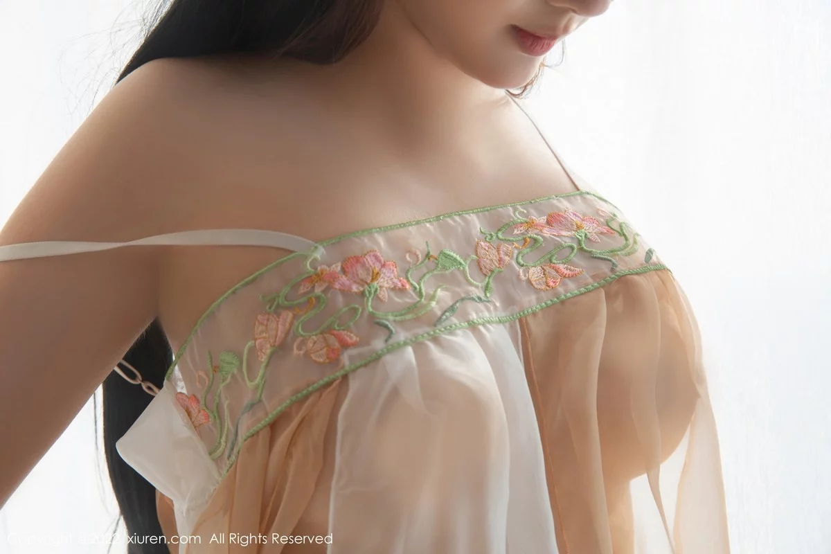 [[XiuRen秀人网]秀人网]No.5556_模特江真真中秋主题白色轻透古装服饰配超薄无内肉丝诱惑写真70P