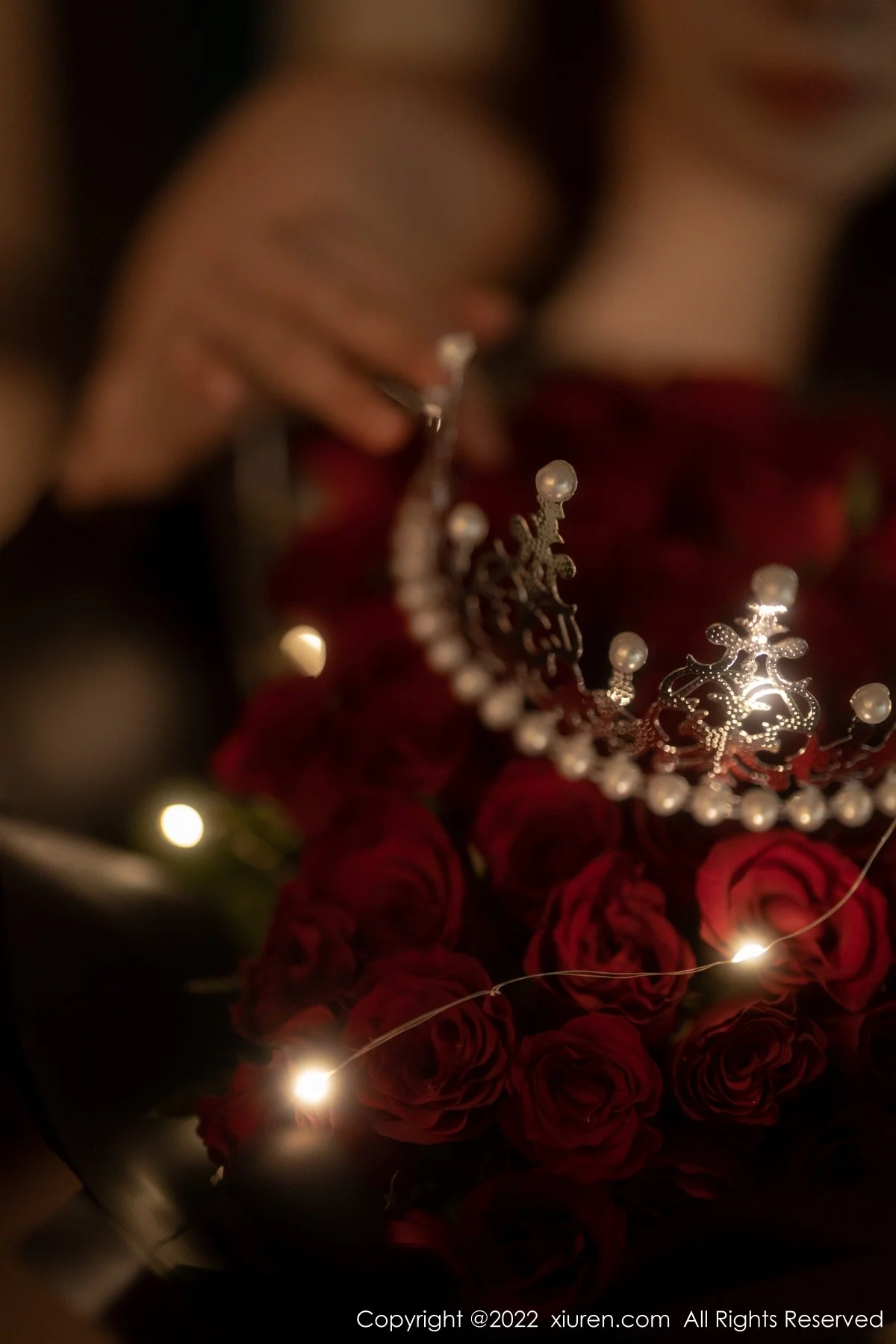 [[XiuRen秀人网]秀人网]No.5552_模特婠婠么私房性感黑色露肩连衣裙配超薄黑丝秀曼妙身材写真74P