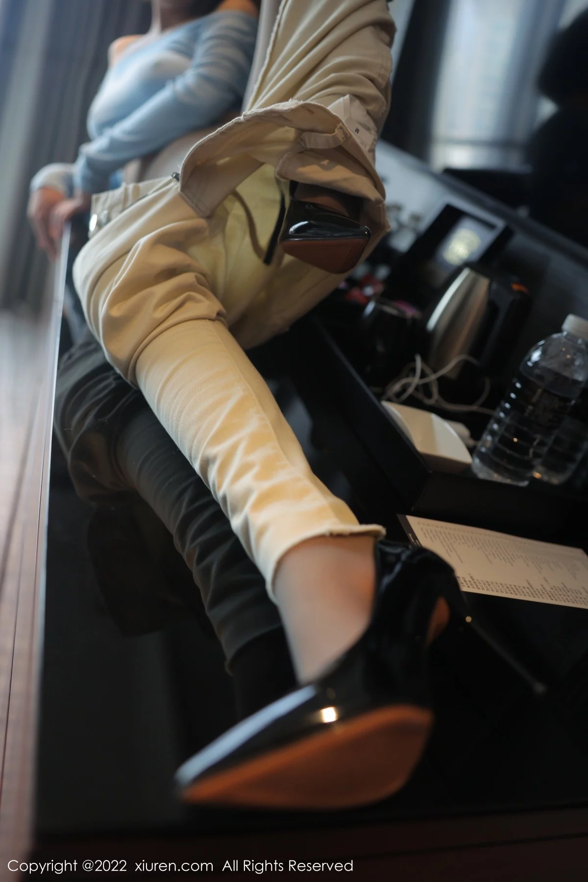 [[XiuRen秀人网]秀人网]No.5560_模特宋愉愉淡蓝色收身衣配白色长裤露开档灰丝袜迷人诱惑写真81P