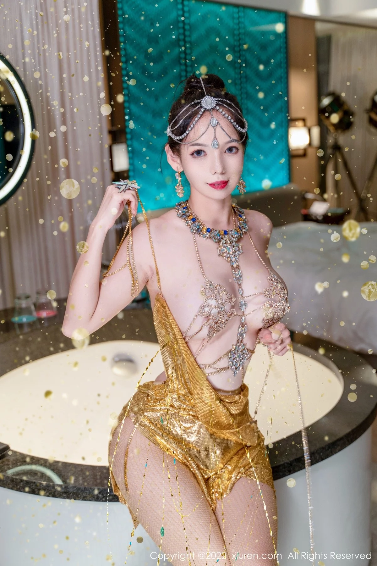 [[XiuRen秀人网]秀人网]No.5559_模特大美妞儿黄金甲主题性感情趣吊带真空秀豪乳翘臀诱惑写真62P