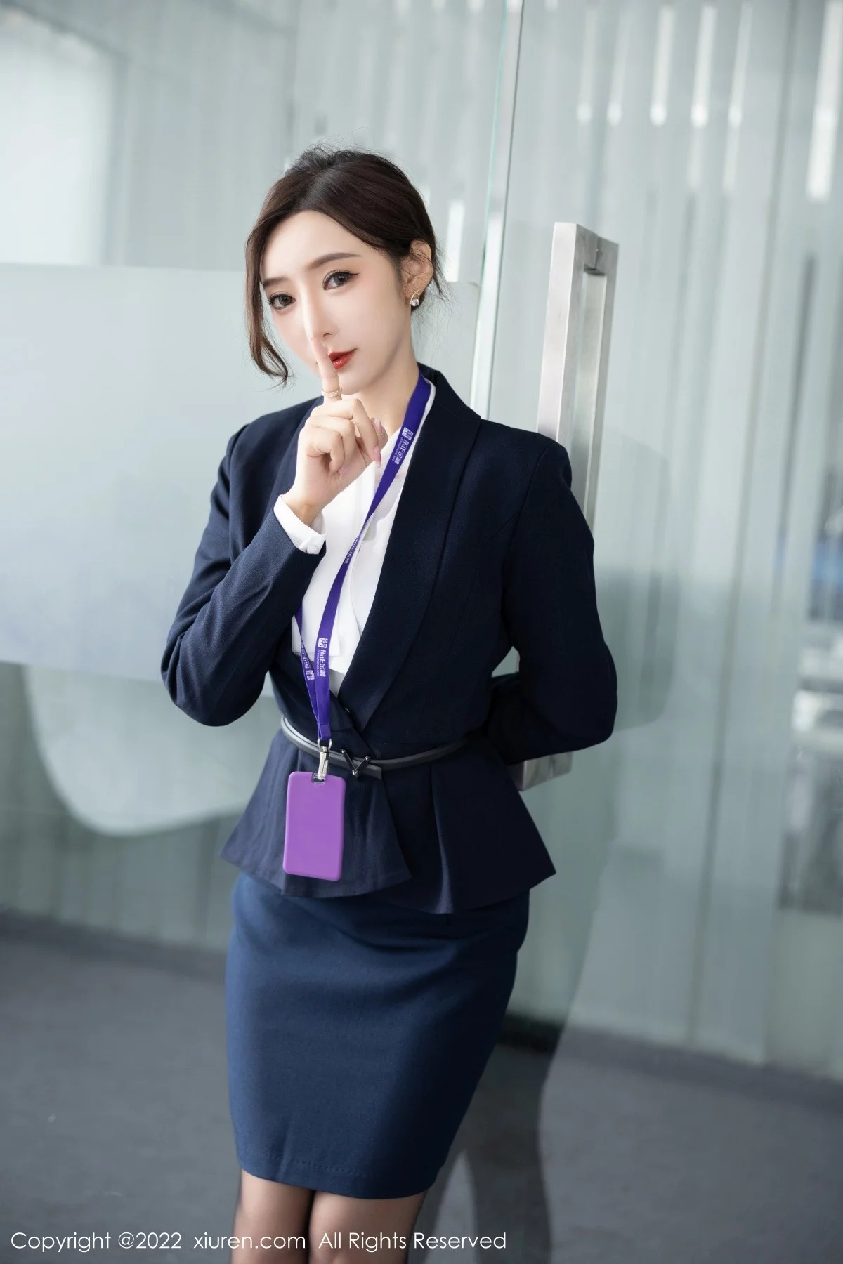 [[XiuRen秀人网]秀人网]No.5563_女神王馨瑶yanni脱OL职业装露性感灰色内衣配超薄黑丝诱惑写真80P