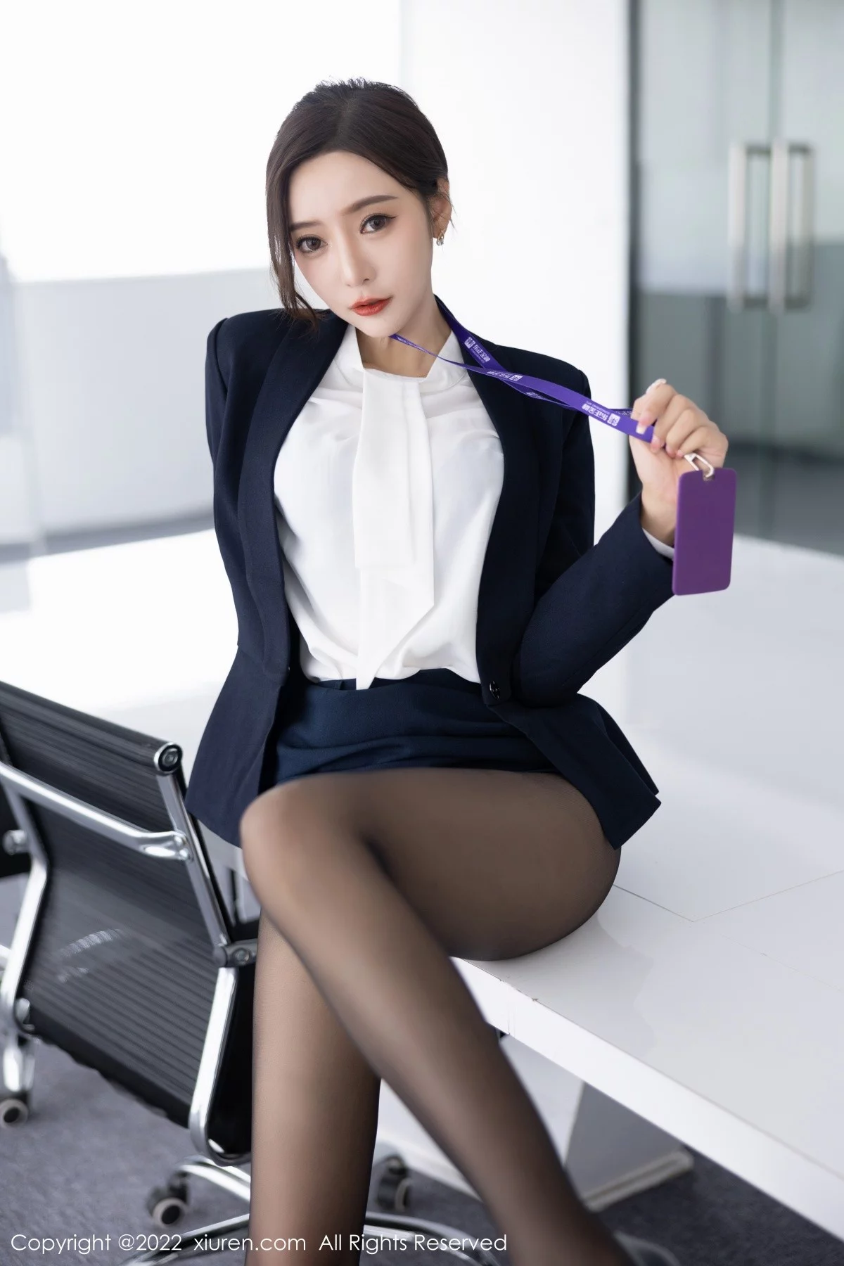 [[XiuRen秀人网]秀人网]No.5563_女神王馨瑶yanni脱OL职业装露性感灰色内衣配超薄黑丝诱惑写真80P