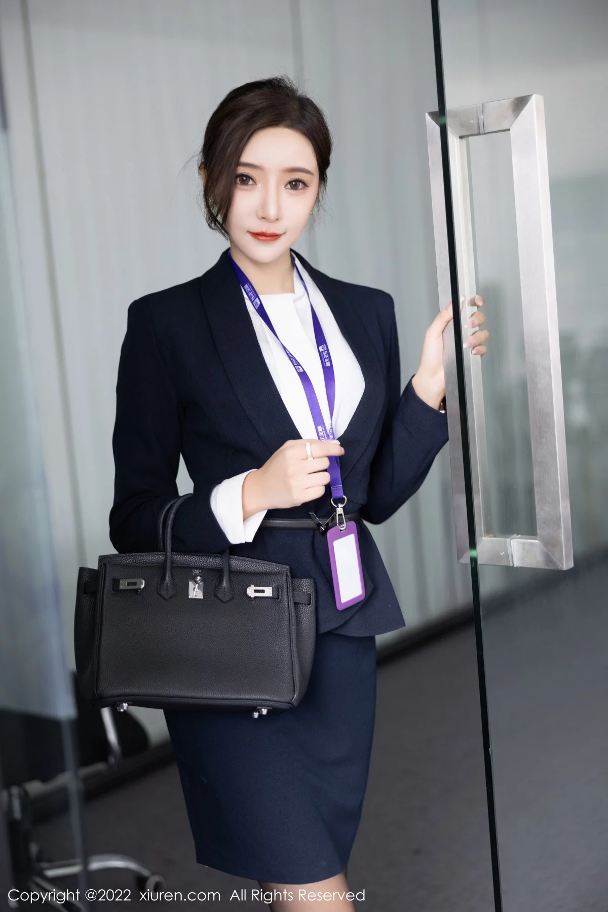 [[XiuRen秀人网]秀人网]No.5563_女神王馨瑶yanni脱OL职业装露性感灰色内衣配超薄黑丝诱惑写真80P