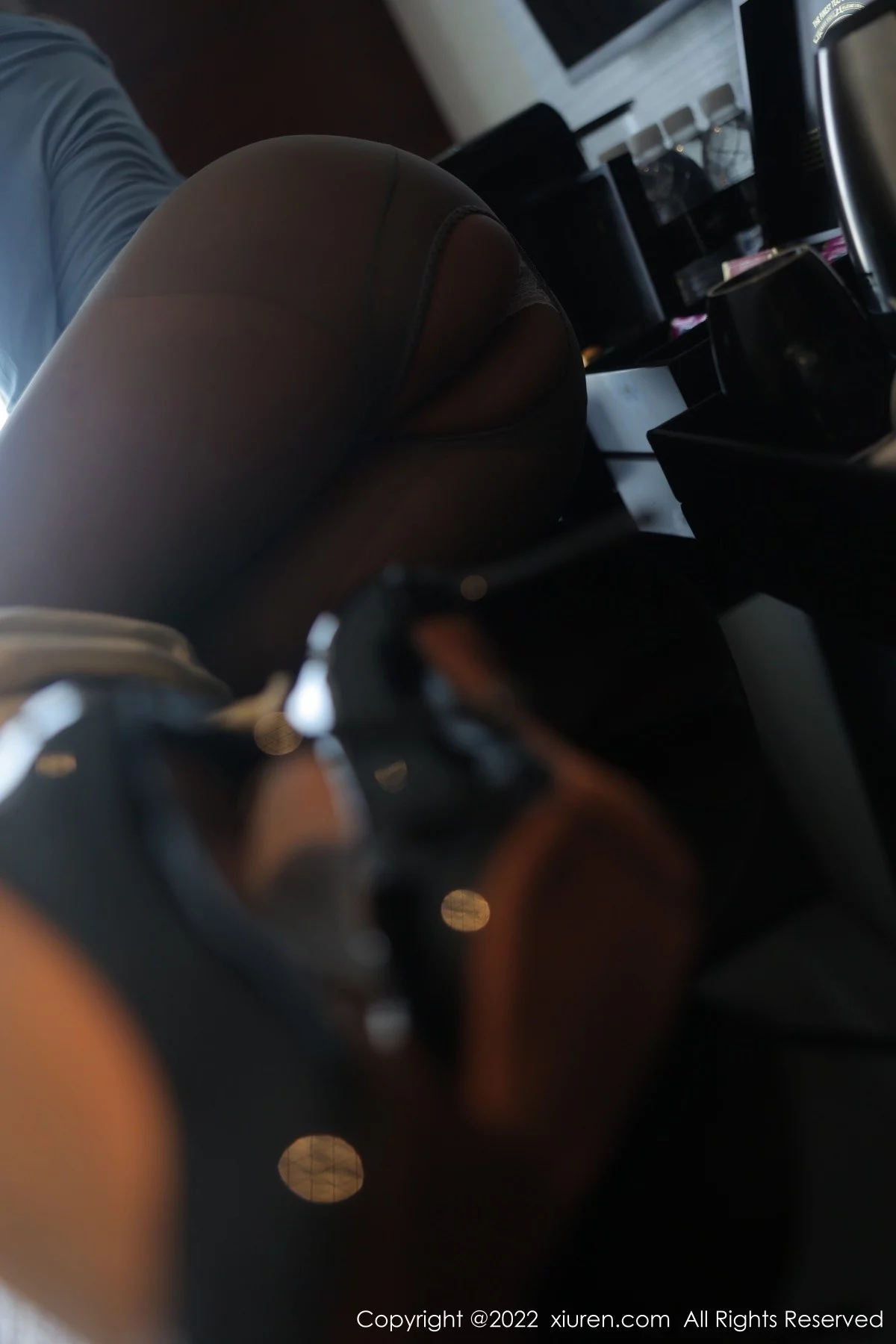 [[XiuRen秀人网]秀人网]No.5560_模特宋愉愉淡蓝色收身衣配白色长裤露开档灰丝袜迷人诱惑写真81P