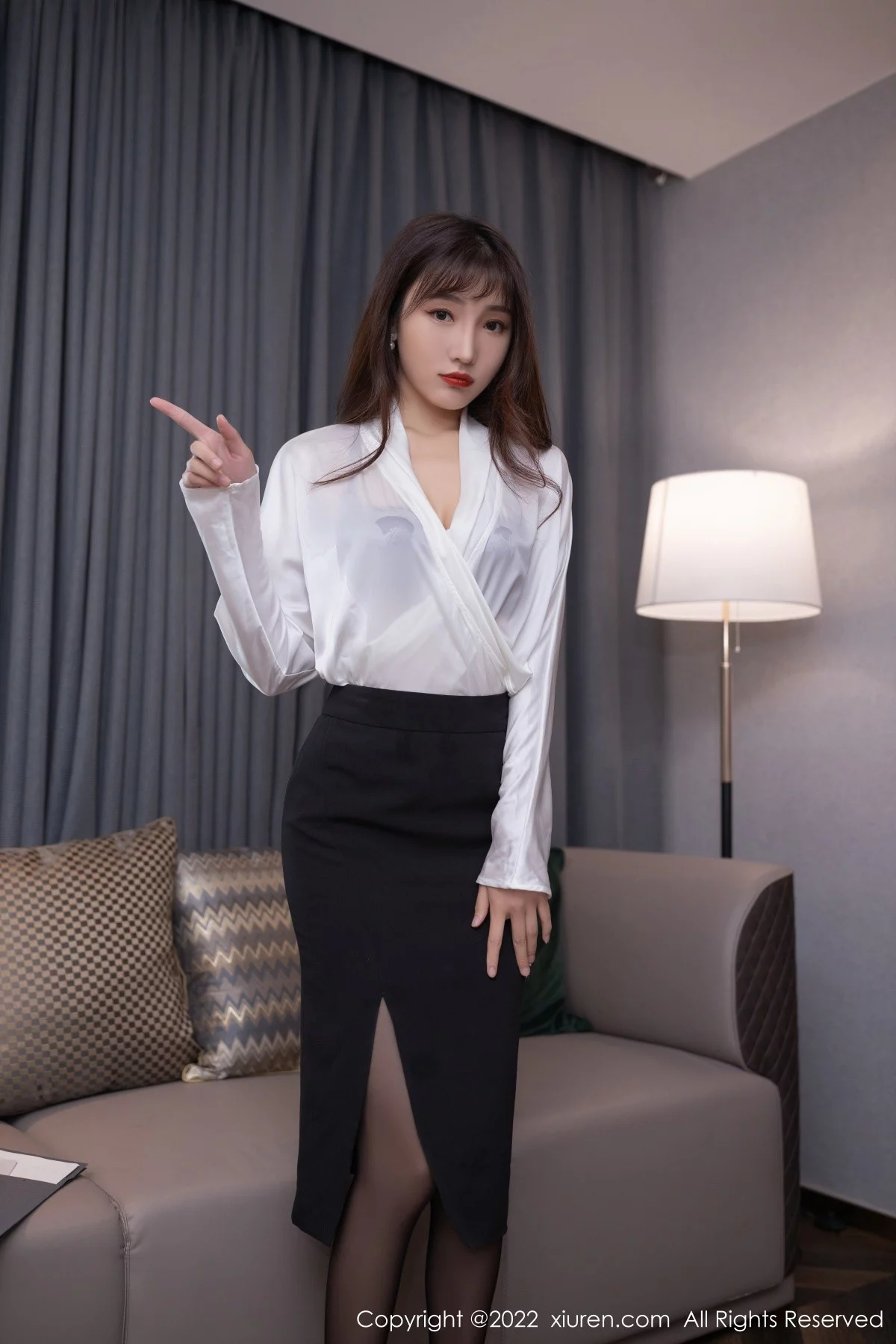 [[XiuRen秀人网]秀人网]No.5564_模特陆萱萱性感白T配短裙半脱露紫色蕾丝内衣超薄黑丝诱惑写真80P